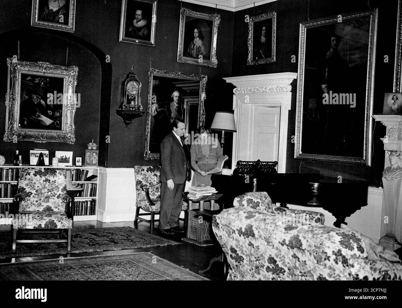 Hagley Hall sarà vista al pubblico. Lord e Lady Cobham in piedi accanto al pianoforte nell'incantevole sala Van Duke, una delle 27 splendide camere di Hagley Hall, la casa ancestrale di discount Cobham. Un'altra "dimora signorile dell'Inghilterra", Hagley Hall (Worcestershire), la casa del Viscont Cobham, sarà aperta al pubblico a Pasqua. Prima che una casa ancestrale possa essere vista e Cord e Lady Cobham sono impegnate in questo momento nei numerosi compiti coinvolti, tra cui la catalogazione dei tesori e dei cimeli di famiglia e la formazione degli abitanti del villaggio che fungono da guide. Foto Stock