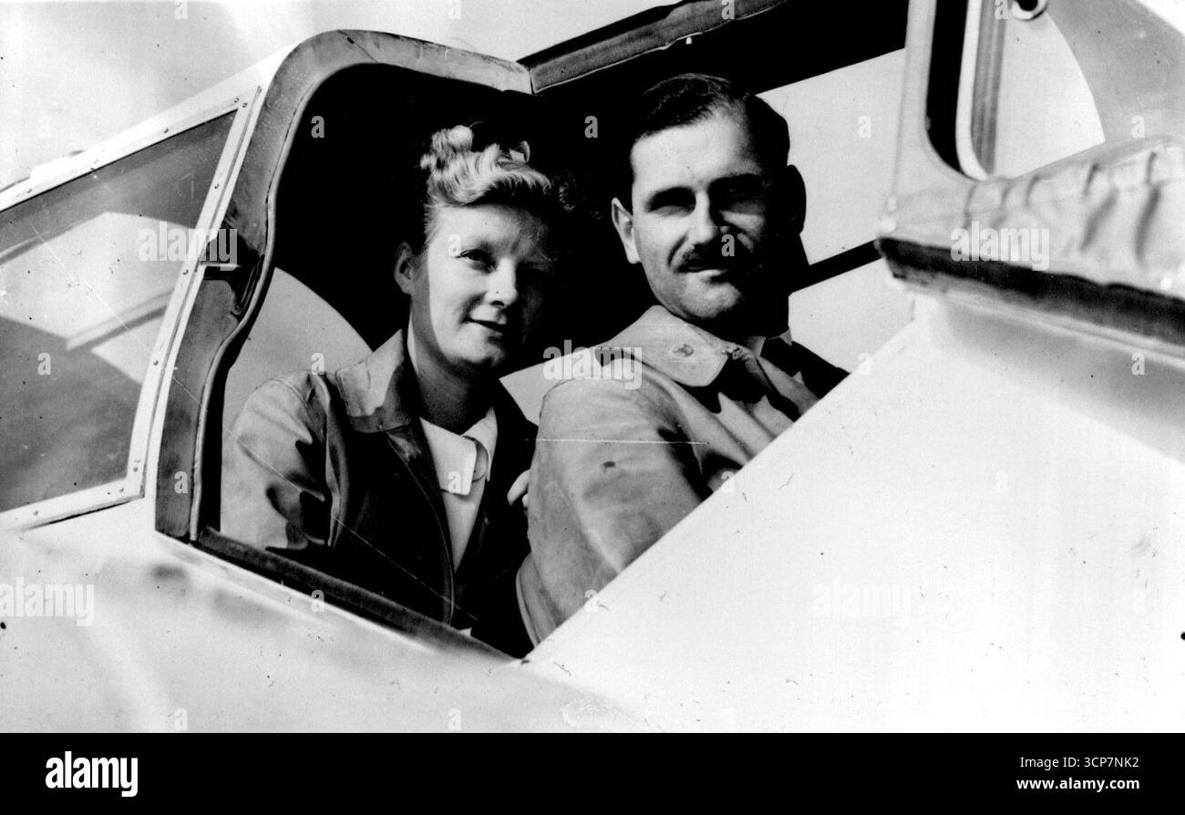 ***** Della King's Cup Air Race ad Hatfiel -- A. E. Clouston e sua moglie nella loro D. A. Eagle, poco prima dell'inizio della gara. 2 luglio 1938. (Foto di Keystone). Foto Stock