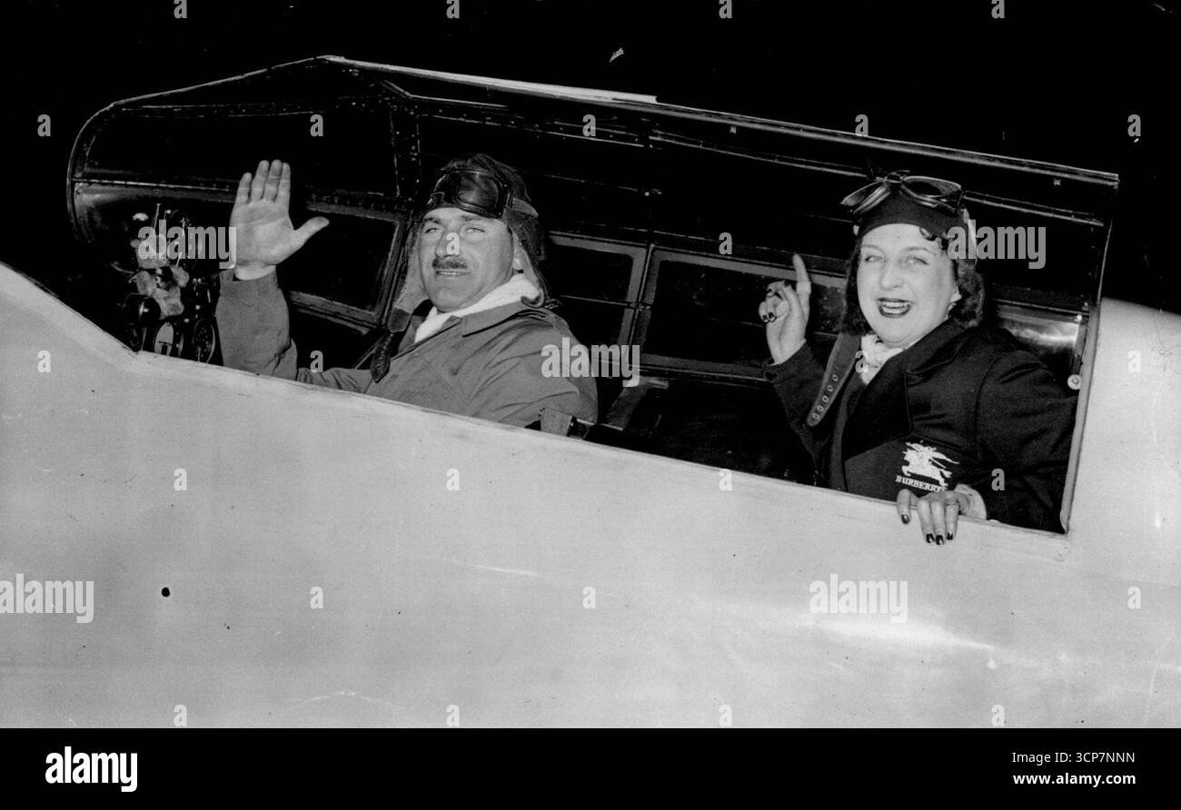 I volantini si preparano a partire per il tentativo di Cape record -- Una fotografia scattata fino alla notte della coppia sul loro aereo a Corydon. L'ufficiale di volo A. E. Clouston e la signora Betty Kirby-Green, hanno fatto i loro ultimi arrangiamenti a Coroydon fino a notte per il tentativo di battere il record Inghilterra -Cape. Si aspettano di iniziare a tarda notte. 14 novembre 1937. (Foto di Keystone). Foto Stock