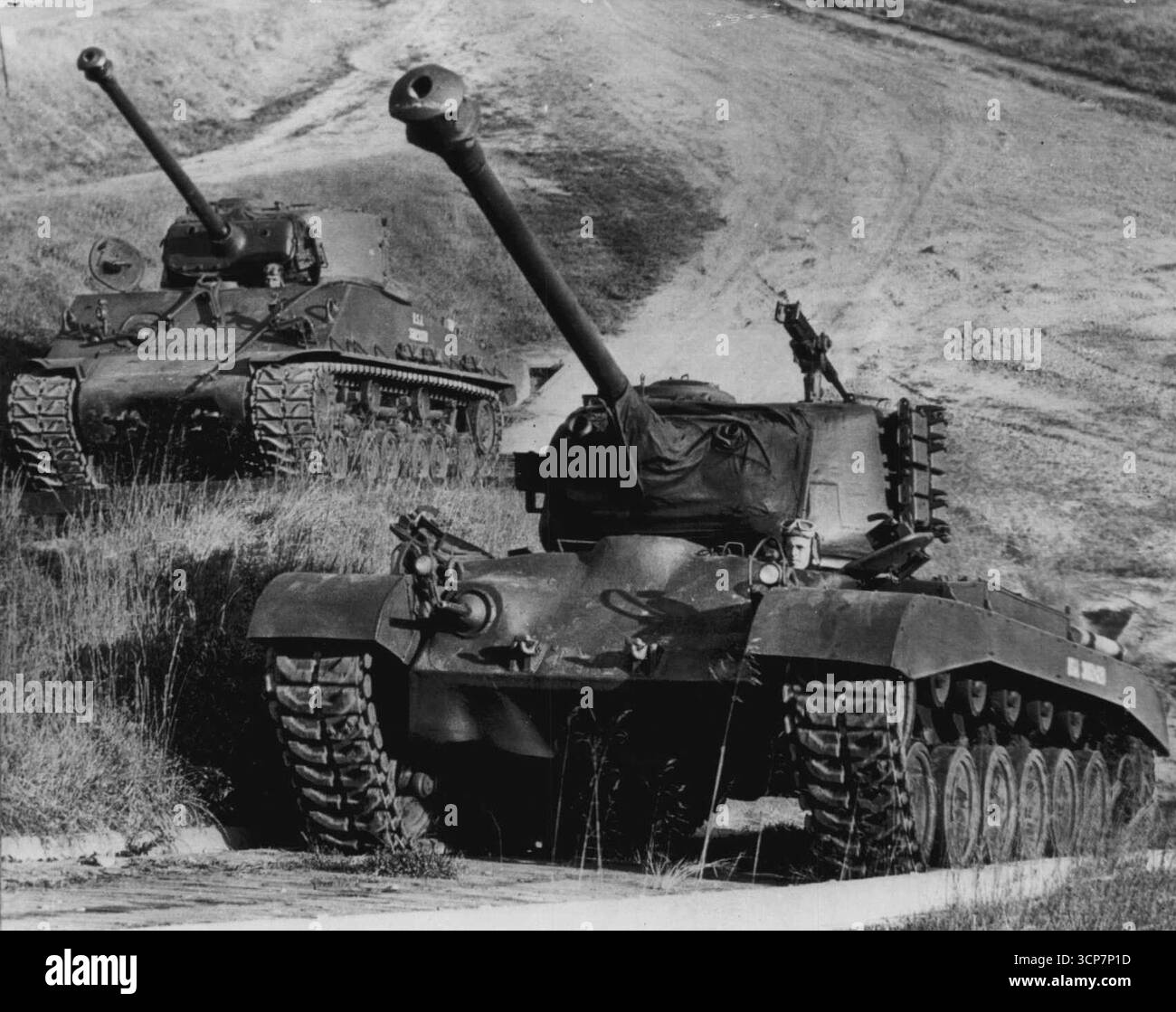 New Tank's Power Proposed - il nuovo carro medio "General Patton" (in primo piano), rivelato ieri sera dall'esercito, sale a 40 gradi davanti a un carro M-26 "General Sherman" della seconda guerra mondiale a 30 gradi in una dimostrazione presso l'Army Proving Ground qui ottobre 27. Entrambi hanno iniziato la salita contemporaneamente. Il motore V-12 dell'M-46 da 810 CV raffreddato ad aria, più piccolo del motore M-26 da 500 CV raffreddato ad acqua, aumenta la velocità massima da 20 a 30 miglia all'ora. L'armamento principale è un cannone da 90 mm che spara proiettili ad alta velocità e perforanti. 5 novembre 1948. (Foto di AP Wirephoto). Foto Stock
