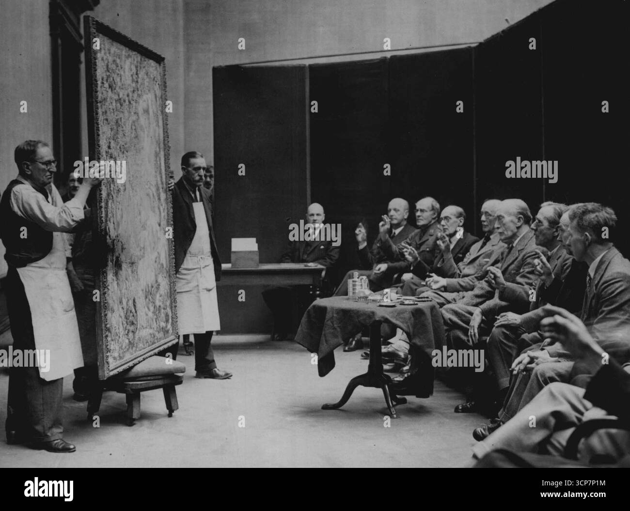 R. A. Comitato di selezione SIT. -- il comitato di selezione al lavoro. Da sinistra a destra, W.R.M. Lamb (Secty), Sir Giles Gilbert Scott, Mr R. G. Eves (in uniforme), Mr W. Curtis Green, Mr F. W. Ewell, Mr Philip Connard, Mr Sidney Lee (Vice Presidente), Sir W. Russell, Mr Harry Morley, Mr R. S. Austin e Mr. Edward North. I dipinti ad olio presentati per la Royal Academy di quest'anno sono stati selezionati oggi dal comitato di selezione della Burlington House. 3 giugno 1940. (Foto di LNA) Foto Stock