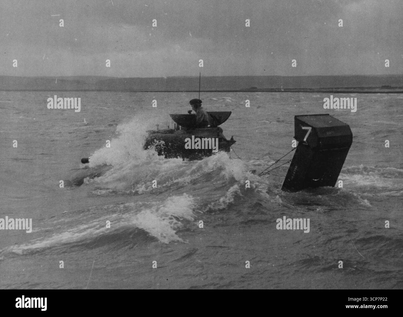 Un carro armato va a nuotare - Uno Sherman Tank Wades verso la costa. Un mare instabile, ma lo scafo del serbatoio Sherman è stato sigillato con un composto di plastica e vernice. L'equipaggio e le attrezzature si mantengono asciutte durante il viaggio in mare. Nella parte posteriore, come un periscopio di grandi dimensioni, è presente uno scivolo di scarico in acciaio. 10 gennaio 1950. (Foto di Paul Popper). Foto Stock