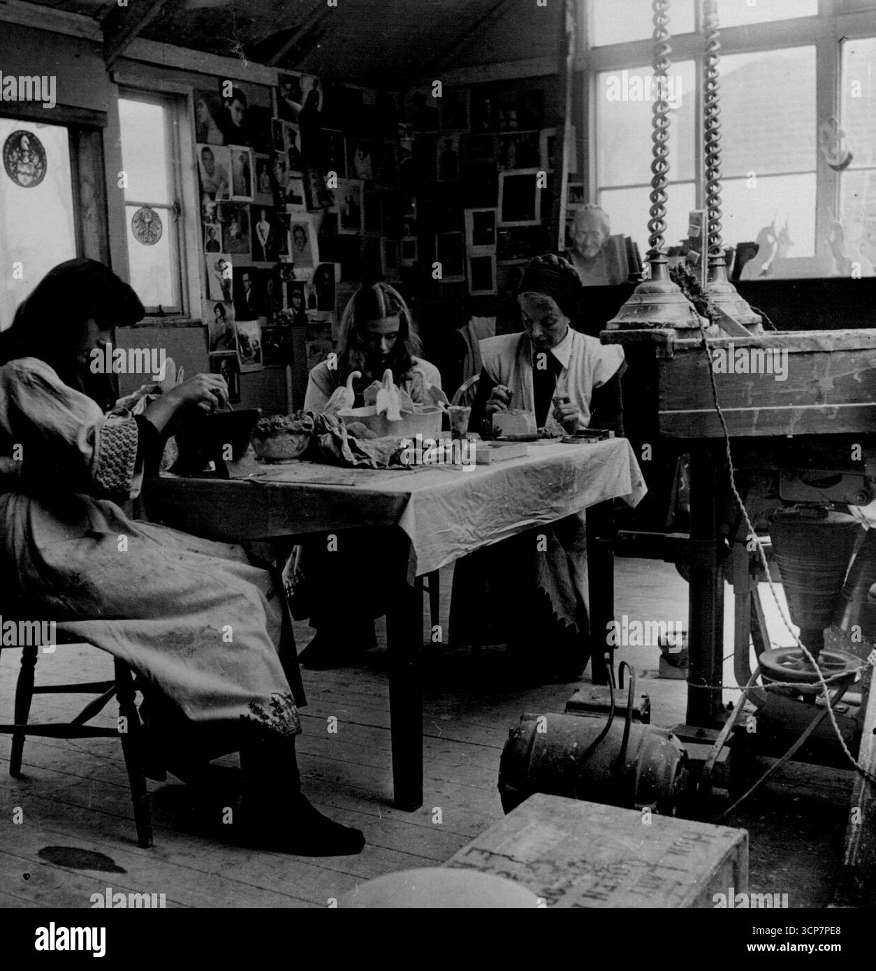 Una relazione di famiglia.Lady Clifford, giusto, con le sue figlie Pandora e Anne, al lavoro nel loro studio.qualcosa di nuovo nelle imprese familiari è stato avviato in un giardino di Guildford, Surrey, da Lady Clifford e le sue tre figlie.Una scultrice in gioventù, Lady Clifford, moglie americana di Sir Bede Clifford ex Governatore di Trinidad, è sempre stata interessata all'arte. Ora la famiglia sta facendo delle belle ceramiche, sparandole da sola in un forno elettrico, dipingendo e smaltando. Anne, la diciannovenne pittrice di talento della famiglia, disegna e dipinge le pentole che producono. 1° dicembre 1947. (Foto Foto Stock
