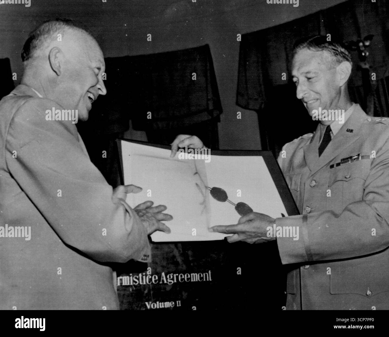 Clark consegna i documenti della tregua -- il generale Mark Clark, comandante degli Stati Uniti e delle Nazioni Unite in Estremo Oriente, oggi consegna al presidente Eisenhower i documenti dell'armistizio coreano che ha firmato 10 giorni fa. Clark consegna all'amministratore delegato una copia firmata dell'accordo con il nemico comunista. Di seguito è riportato un volume limitato contenente mappe che fanno parte dell'accordo. 5 agosto 1953. (Foto di AP Wirephoto). Foto Stock