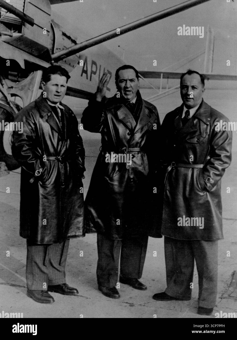 Registra il volo all'ottavo. American e BackO.P.S. (da L a R) Reine; Codos e Gimie, fotografati prima dell'inizio del volo. Gli aviatori francesi, Coods, Gimie e Vauthier, e Reine, sono partiti ieri su un volo per il Sud America e ritorno. 21 novembre 1937. (Foto di Keystone) Foto Stock