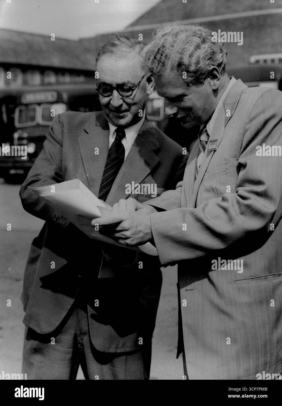 Un russo vede Harwell per la prima volta: Uno dei delegati sovietici, il professor V.V. Vladimirsky, (a destra) l'istituzione Harwell, ad Harwell oggi. L'istituto britannico di ricerca sull'energia atomica ad Harwell è stato visitato giorno dopo giorno (martedì) da 101 scienziati di oltre 60 paesi - tra cui l'Unione Sovietica e le nazioni associate - che sono stati rappresentati alla Conferenza di Ginevra sugli usi pacifici dell'energia atomica. 24 agosto 1955. (Foto di Reuterphoto). Foto Stock