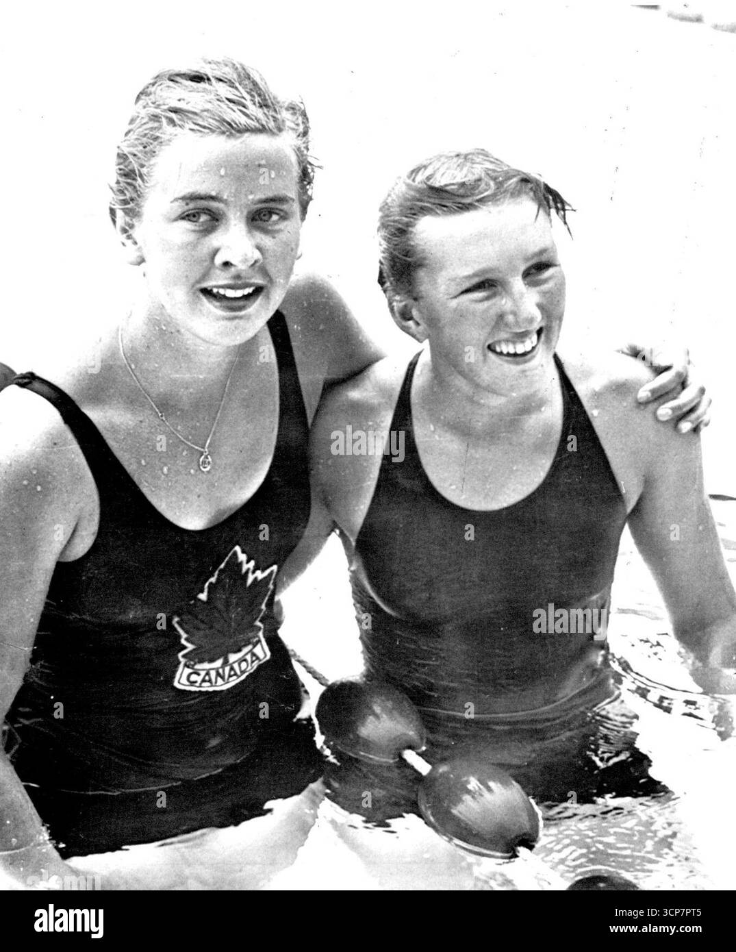 Felice Vincitore - Loraine Joyce Crapp, a destra dell'Australia, sorride felicemente dopo aver vinto la gara di nuoto libera femminile da 110 yard nelle partite dell'Impero britannico qui oggi. L'ha fatto in un minuto, 5 e 8/10 secondi. Seconda nella gara ravvicinata fu Virginia Grant del Canada, a sinistra con un braccio intorno a Lorraine. 2 agosto 1954. (Foto di AP Wirephoto). Foto Stock