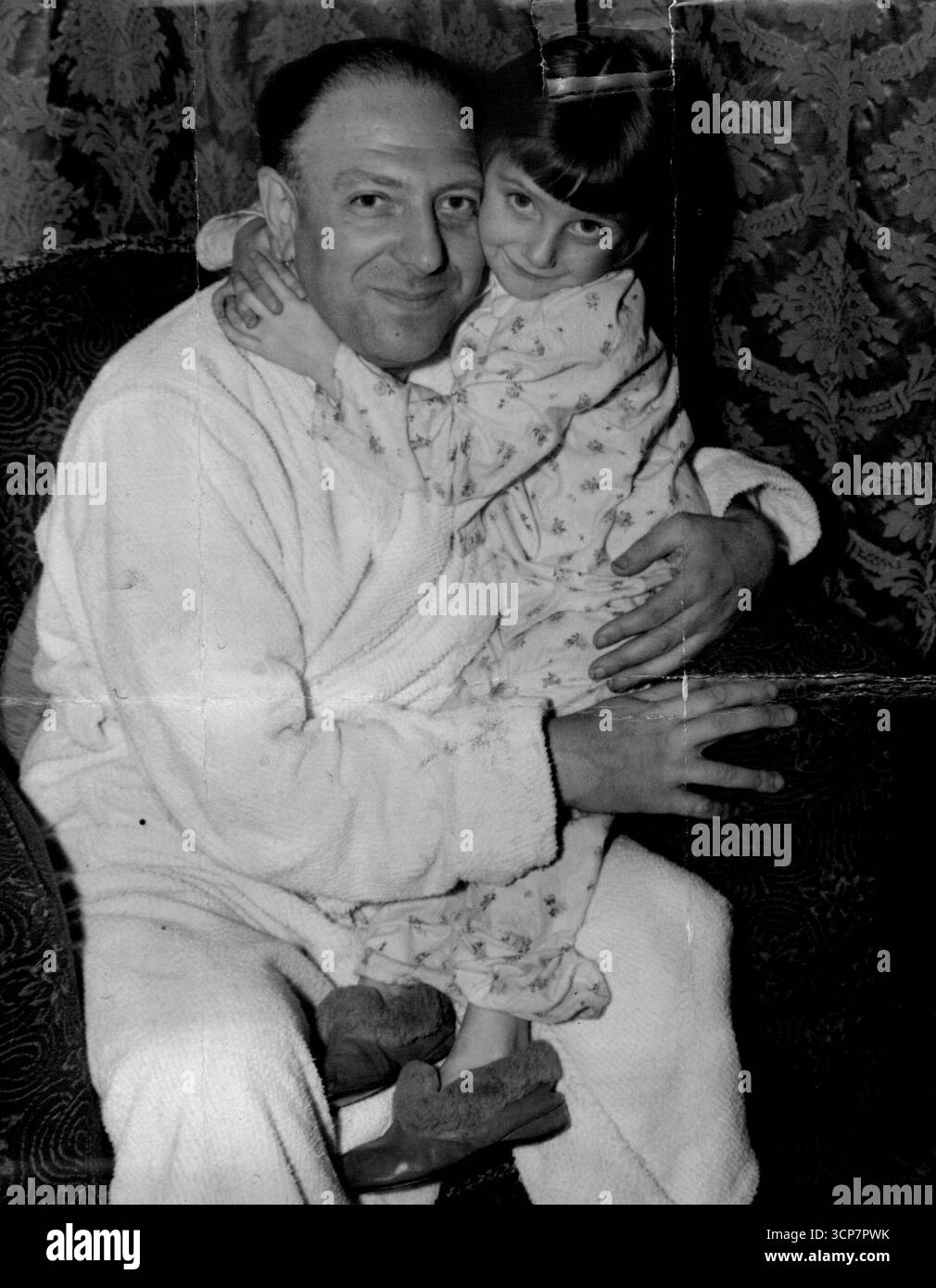 Jack Spot - At Home -- l'immagine di Jack Comer (Jack Spot) con la sua bella figlia di tre anni, Rachel, nella sua casa in case di nascondiglio. Jack Spot (Jack Comer), autoproclamato re di Soho, è stato assolto ieri da una vecchia giuria bailey per aver ferito Albert italiano - Albert Dimes - in una lotta con i coltelli in una strada Soho poche settimane ago.Comer's assolti è stato un trionfo per ******* chi e' stato l'ultima ora del processo e' stato testimone a sorpresa. il reverendo Basil Andrews di Inverness **** . IL MIO papà è un uomo gentile", dice la piccola Rachel, 3 anni, figlia del sedicente re malavitoso Jack Comer (o lac Foto Stock