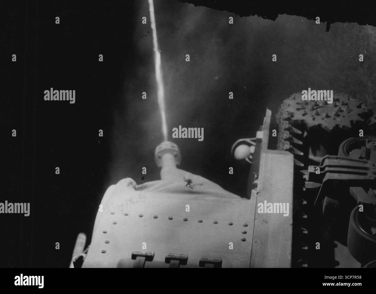 Primo piano della pistola da 75 mm di un carro armato General Grant, che mostra proiettili traccianti che lasciano la bocca della pistola. La foto è stata scattata durante le esercitazioni presso una Army Fighting Vehicles School da qualche parte in Australia. 18 gennaio 1943. Foto Stock