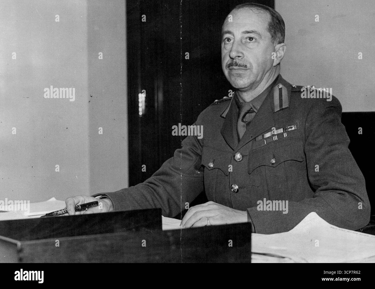 Primo dello staff dell'esercito canadese a Londra - Brig. H.G.D. Crerar D.S.O. alto ufficiale al lavoro alla sua scrivania alla Canada House, Londra, questa mattina. Parte del personale del quartier generale militare canadese è arrivato a Londra per assumere compiti amministrativi. 23 novembre 1939. (Foto di London News Agency Photos Ltd.). Foto Stock