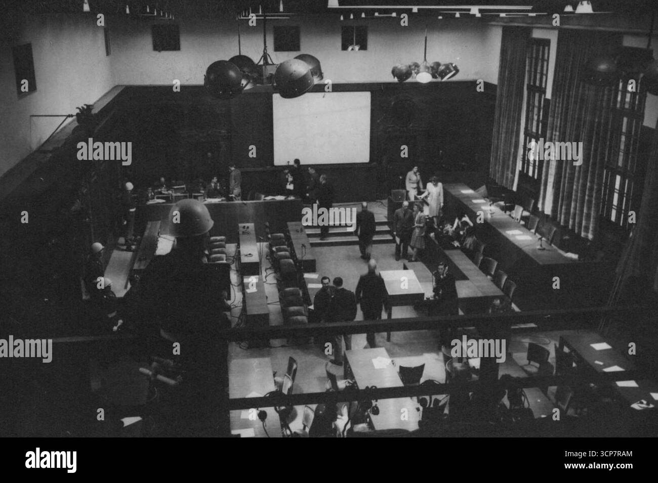 I preliminari del processo di Norimberga -- Una visione generale dell'aula di tribunale nel palazzo della giustizia di Norimberga, dove i criminali di guerra saranno processati. A sinistra dell'immagine si trova il molo dei prigionieri, di fronte a loro sul lato destro dell'immagine c'è il banco dei giudici. A destra dello schermo si vede la scatola dei testimoni. Tutto è impostato dai prossimi processi penali di guerra che si terranno a Norimberga. Nel palazzo della giustizia si è tenuto un processo Mock per testare l'elaborato sistema meccanico, con il quale il processo si terrà in quattro lingue. 16 novembre 1945. (Foto di Associated Press Photo). Foto Stock