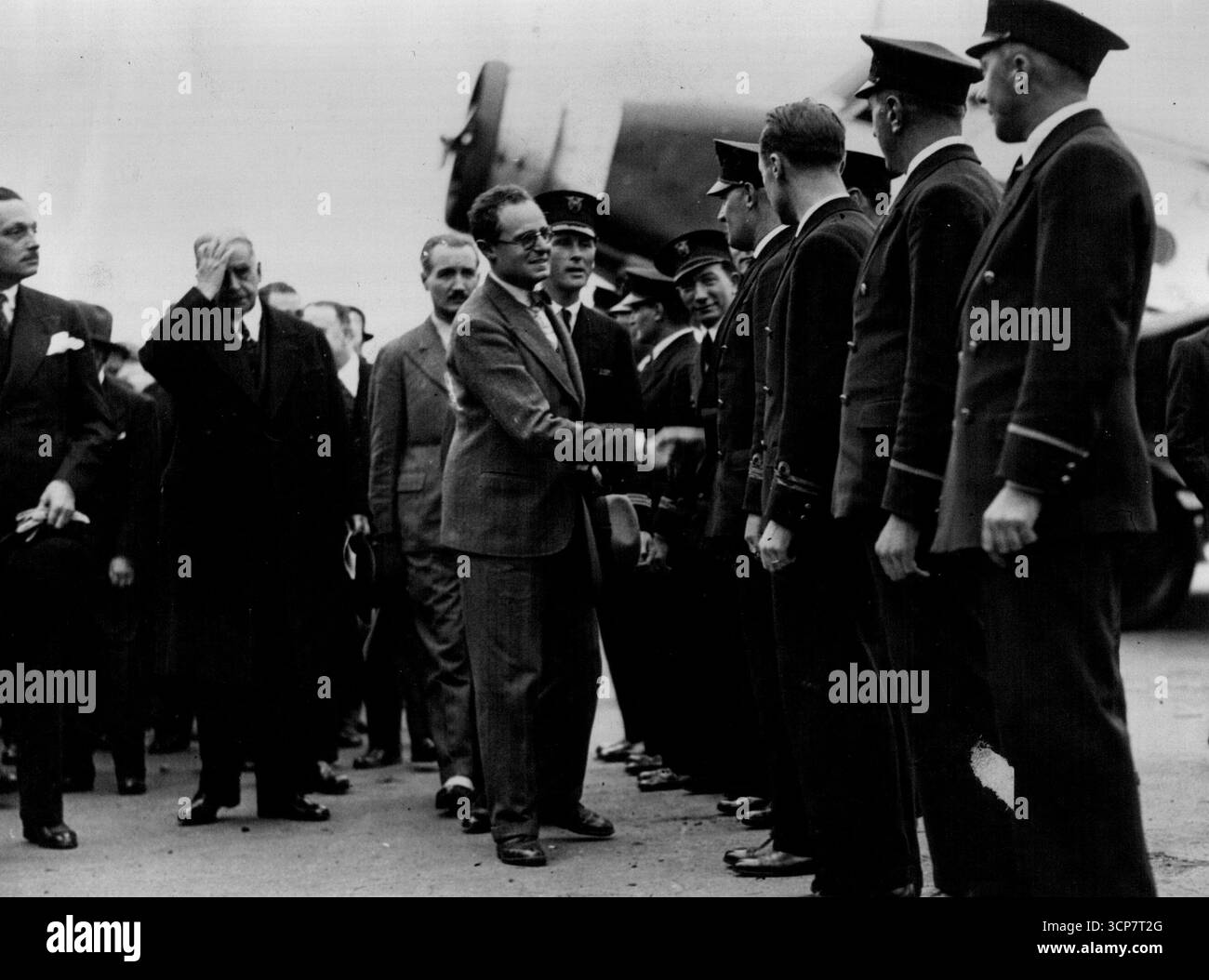 Il Ministro dell'aria francese inaugura la Grande Nuova Air LineM. Pierre Cot scuotendo le mani con i piloti della nuova linea.tutte le linee aeree francesi sono state raggruppate in una grande preoccupazione chiamata Air France. La nuova organizzazione è stata inaugurata in una cerimonia presieduta da M. Pierre Cot, ministro francese dell'aria. Ottobre 09, 1933. Foto Stock