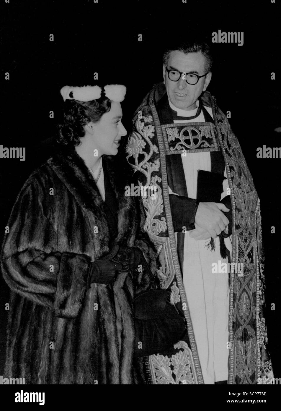 La principessa indossa Un "Halo" a St. Paul's - la principessa Margaret, indossando un cappello in stile "alone", cammina con il canonico L. J. Collins nella cattedrale di St. Paul, Londra, questo pomeriggio (giovedì), per assistere a un'esibizione di musica natalizia della University of London Musical Society. 8 dicembre 1955. (Foto di Reuterphoto). Foto Stock