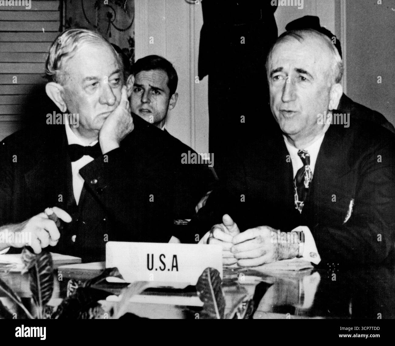 Connally e Byrnes alla Conferenza di pace - il senatore Tom Connally (a sinistra) ascolta il Segretario di Stato americano James F. Byrnes (a destra) durante la prima sessione delle deliberazioni dei "grandi quattro" ministri degli Esteri e dei loro consiglieri per raggiungere la pace finale per l'Europa orientale e raggiungere un accordo preliminare sul futuro della Germania al Waldorf-Astoria Hotel di New York, 4 novembre. 11 aprile 1946. (Foto di Associated Press Photo). Foto Stock