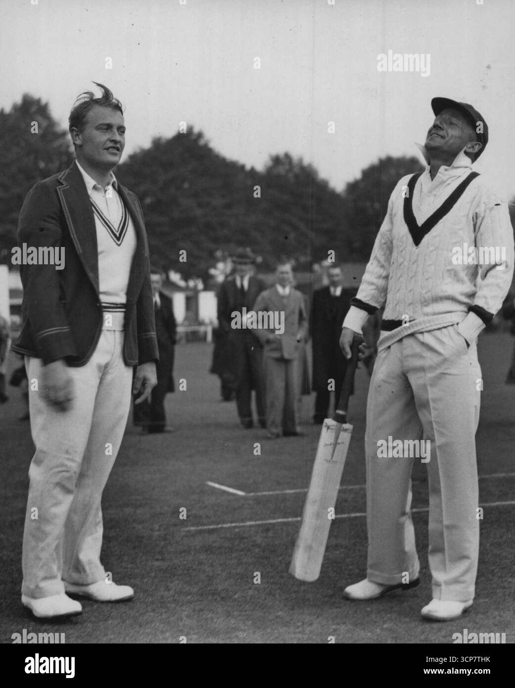 Gli australiani prima marzo. I capitani decine. Don Bradman, l'Aussie Capt. E l'On. C.J. Lyttlbton tose per Cheice degli inning. 30 aprile 1938. (Foto di Sport & General Press Agency Limited) Foto Stock