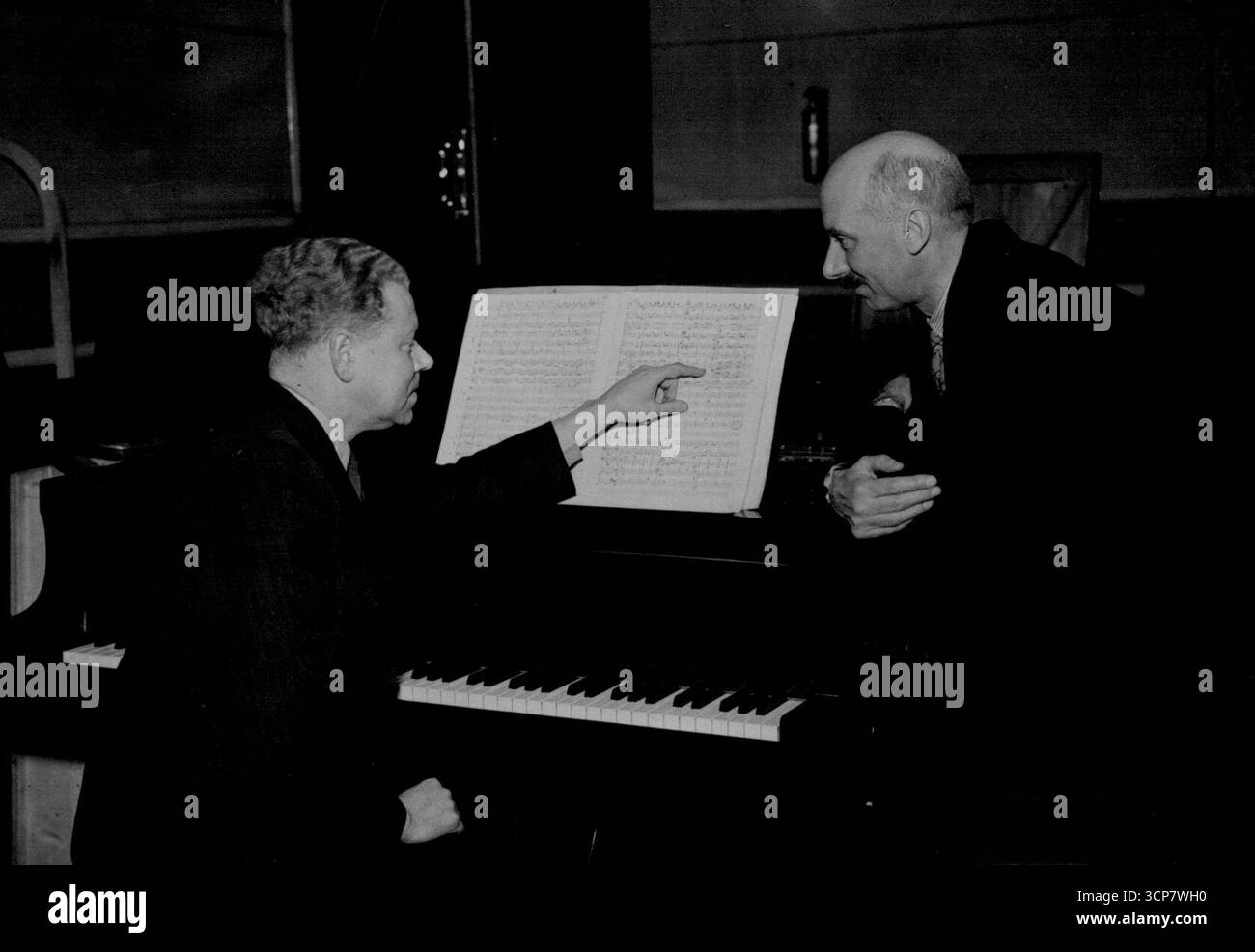 Bush Boy al B.B.C. - Empire Music SupervisorA ragazzo del Bush australiano - Gippsland - gestisce ora i servizi musicali per l'Empire Service della British Broadcasting Corporation. Hubert Clifford, un australiano di due generazioni, con due nonni australiani e un altro grande nonni. Hubert Clifford ha avuto una carriera variegata prima di essere arruolato da Kenneth Wright, direttore musicale della BBC Overseas Services. Dopo essere stato educato alla Melbourne High School e alla Melbourne University, è stato titolare di una State Sch Foto Stock