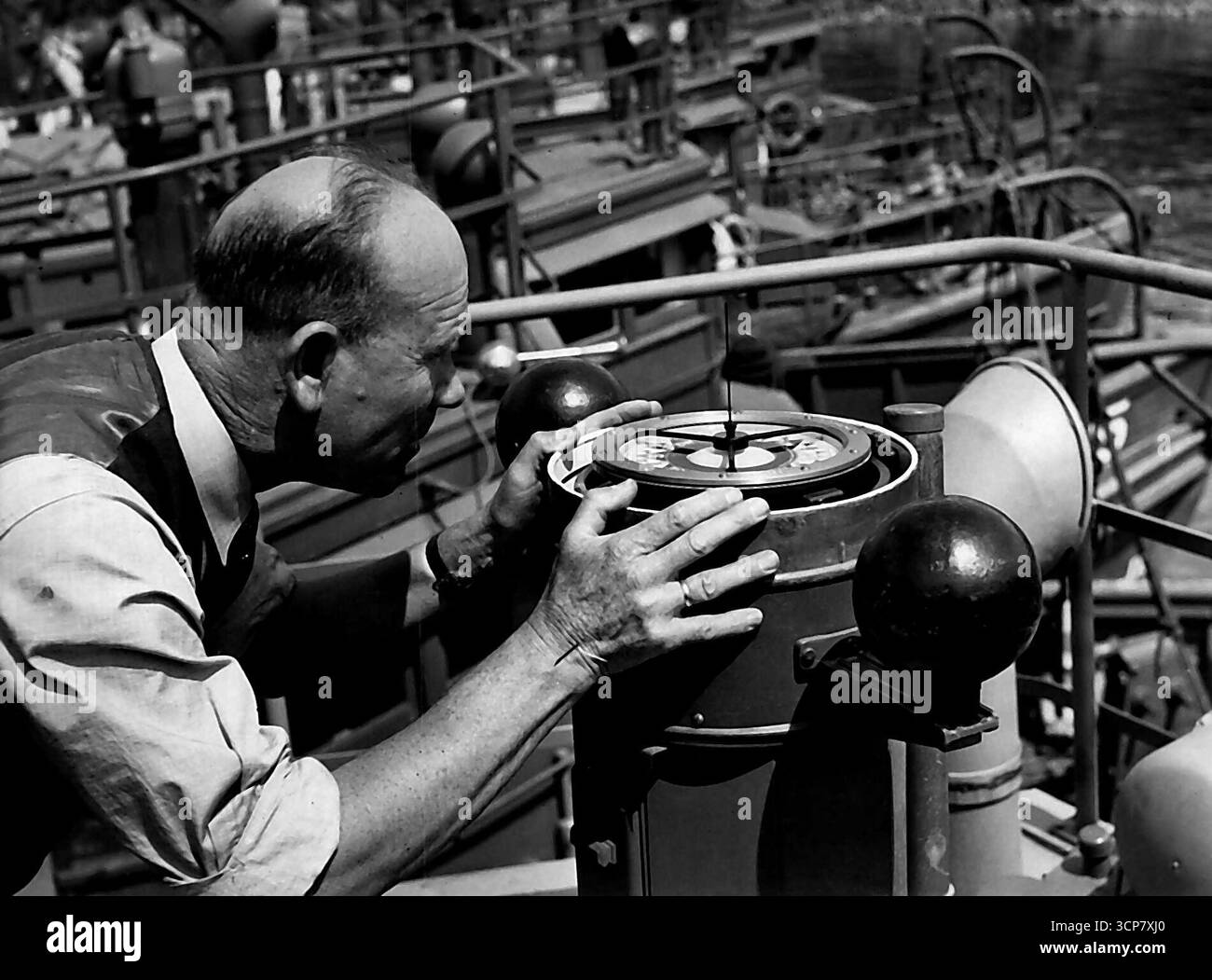 Il capitano L.J. James fa un'occhiata linale alla bussola standard del '6614', una delle UNNRA che utilizza barche che lasceranno Sydney oggi sul lungo ***** Cina (Shanghai). 13 novembre 1946. Foto Stock