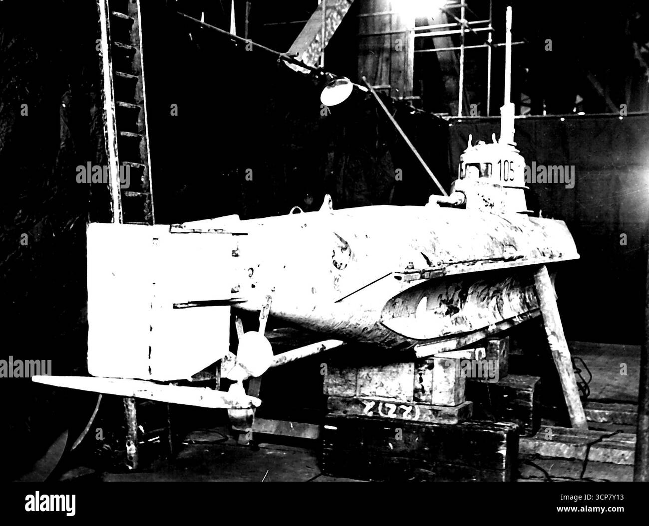 Sottomarino tedesco Midget - Vista dei quartieri di Starboard di un sottomarino midget. Durante gli ultimi mesi della guerra i tedeschi fecero ampio uso di sottomarini midget. Nel corso di una serie di azioni, un totale di sottomarini midget 8I furono affondati, probabilmente affondati o catturati. Altri 28 erano possibili affondati. Dalla capitolazione della Germania sono stati catturati circa 100 sottomarini midget. 15 maggio 1945. (Foto di British Official Photograph). Foto Stock
