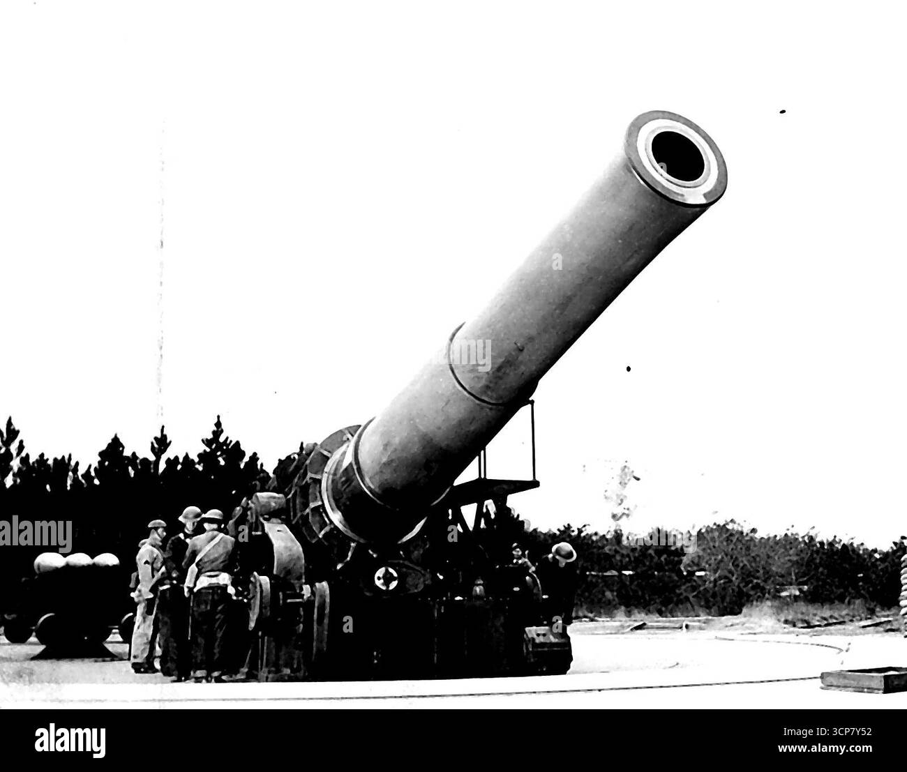 Pistole contro l'asse -- ecco la storia forte dietro l'abilità dell'America di continuare a mandare centinaia di migliaia di uomini sui fronti di battaglia del mondo, per mantenere i suoi arsenali che sfociano in un flusso sempre crescente di rifornimenti di guerra per le Nazioni Unite. È la storia della forza a casa, di una tutela del potere il potere di pistole come queste che proteggono le lontane coste degli Stati Uniti. Assicurazione contro un'invasione, questo obice da 16 pollici si getta in mare, con l'equipaggio di un'artiglieria costiera degli Stati Uniti. 9 luglio 1942. (Foto di Interphoto News Pictures, Inc.). Foto Stock