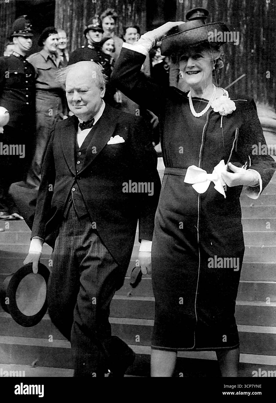 Primo Ministro al Servizio Nazionale di ringraziamento alla Cattedrale di San Paolo - il primo Ministro e la Signora Churchill lasciando St. Paul dopo il servizio. Il Re e la Regina, con la Regina Maria, la Principessa Elisabetta e la Principessa Margaret, guidarono il servizio nazionale di ringraziamento alla Cattedrale di St. Paul, Londra. Maggio 14, 1945. Foto Stock