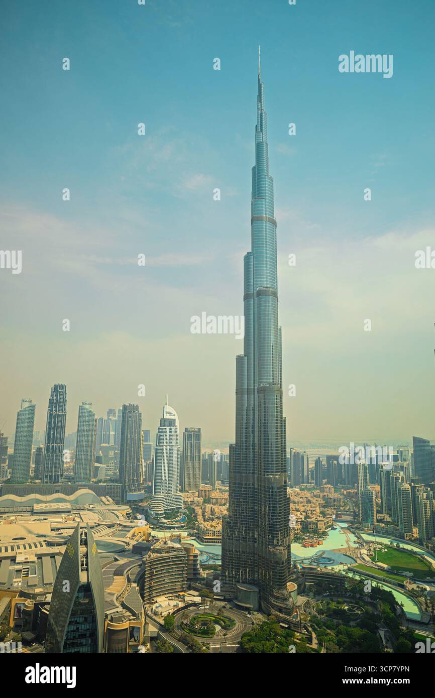 Dubai, Emirati Arabi Uniti - 31 luglio 2025, edificio iconico più alto del mondo, il burj khalifa e vista della città da vicino Foto Stock