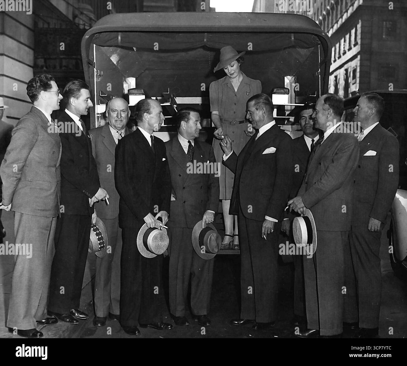 Il Comitato del Fondo di soccorso contro la guerra di Anzac, incontra l'On. J.C. Coates, capo del Gabinetto di guerra della nuova Zelanda. Nola Luxford in piedi in una delle ambulanze del deserto, inviata agli Anzac in Egitto, presenta al signor Coates la spilla Anzac. A destra della signorina Luxford vi sono il signor Alick McLean, presidente australiano dell'Anzac Society di New York, e il signor William V.C. Ruxton, presidente del British American Ambulance Corps. 22 dicembre 1941. (Foto di Freier). Foto Stock