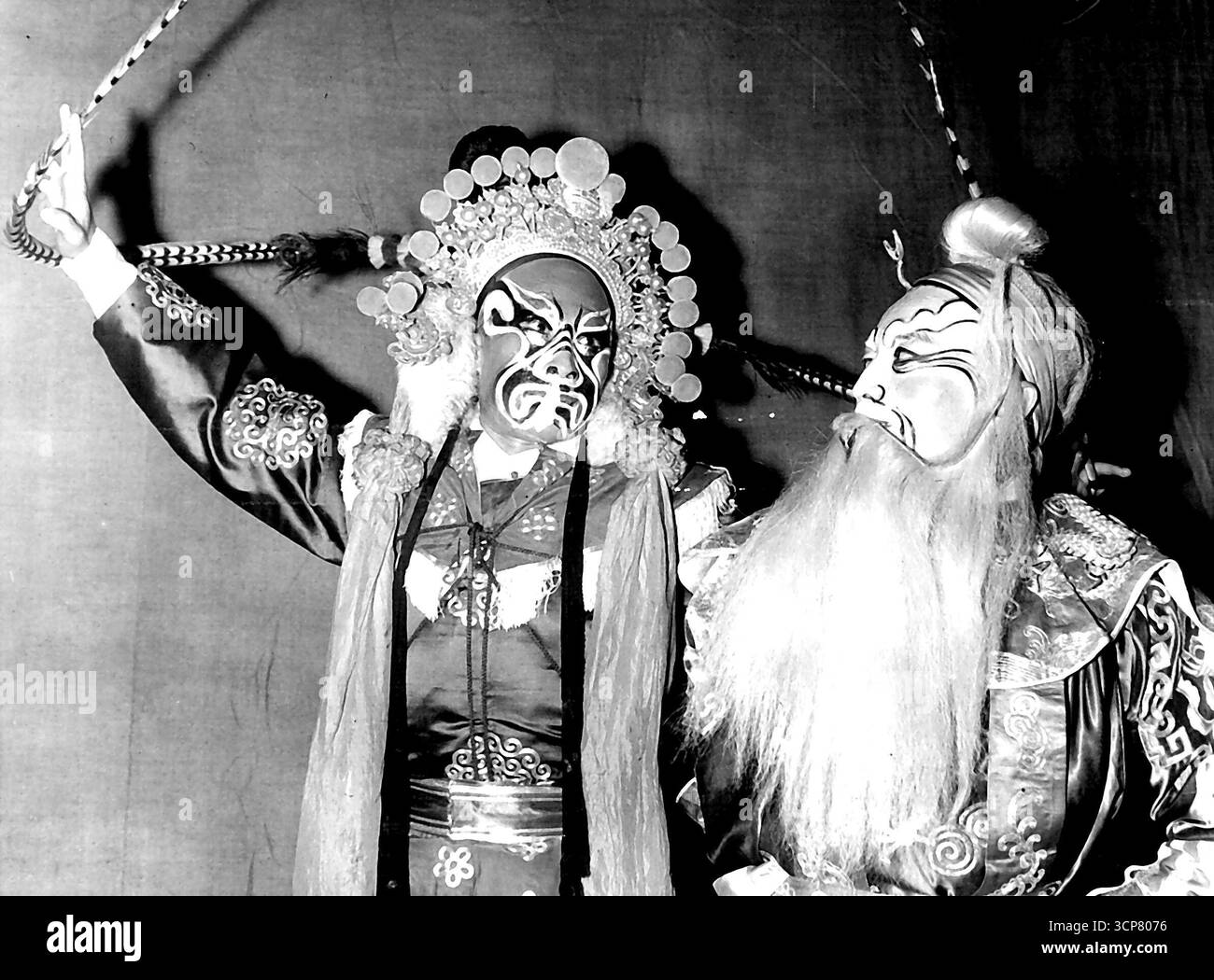 Qualcosa di nuovo nel mondo occidentale -- due dei principali nella commedia "il Re delle scimmie nel Palazzo del Paradiso" indossando questo fantastico make-up ballano le parti di Dragon King (Chan Lung) e Ox King (Chin Sze Kuang). Per la prima volta nei suoi 700 anni di storia, il Teatro classico Cinese sta suonando fuori dalla Cina. Una stagione londinese di tre settimane apre stasera al teatro del palazzo. Nessuno dei giocatori parla inglese al pubblico britannico dovrà seguire le rappresentazioni, un misto di Opera, balletto e dramma, guardando i tradizionali mimi degli attori della seta. 24 ottobre 1955. (Foto Foto Stock
