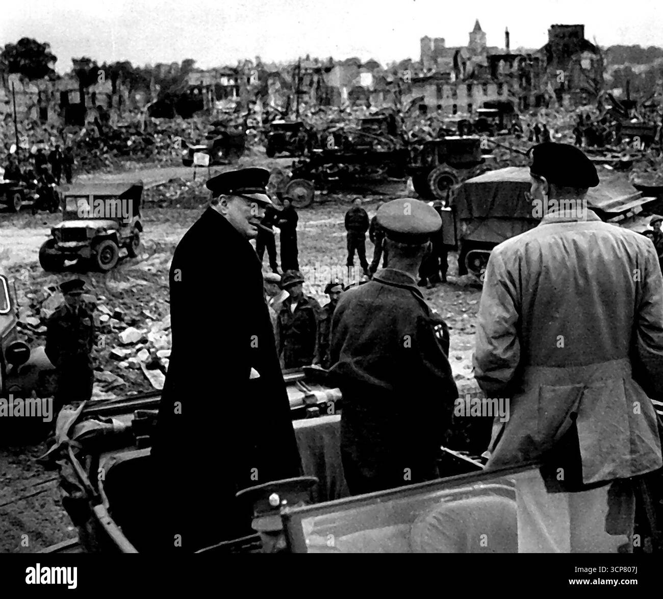 Il primo Ministro visita Caen con il generale Montgomery - il primo Ministro che guarda Caen, con il generale Sir Bernard Montgomary (a destra) e il tenente generale Sir Miles Dempsey. Il primo Ministro, accompagnato dal generale Montgomery e dal generale Lt.-Gen. Demspey, comandando 2nd. L'esercito, ha fatto una visita a Caen, ora interamente in mani alleate, e ha guidato attraverso la città in un'auto aperta, attraversando i due ponti costruiti dagli uomini dei Royal Engineers sul fiume Orne, e noe conosciuto come Winston Bridge e Churchill Bridge. Giugno 24, 1944. (Foto della fotografia ufficiale britannica). Foto Stock