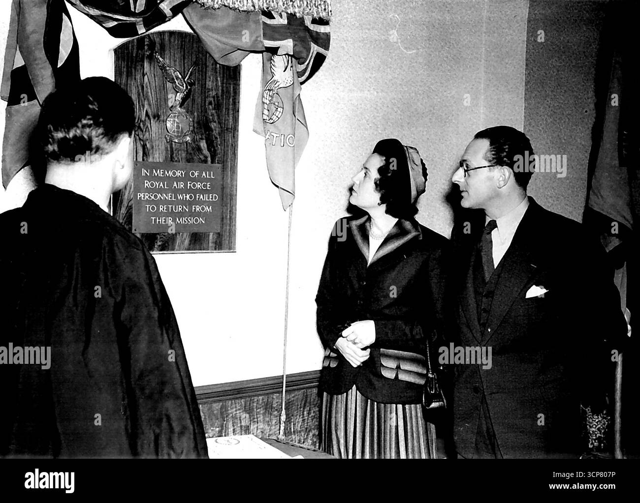 Eroina del tempo di guerra ricorda i caduti -- Odette Churchill e suo marito, il capitano Peter Churchill (a destra) guardando la targa dopo la presentazione. Odette Churchill, donna francese che ha agito come agente segreto per la Gran Bretagna durante la guerra e sebbene torturata, si è rifiutata di dare segreti vitali, oggi ha svelato una targa commemorativa al personale della Royal Air Force che non è riuscito a tornare dalla loro missione. L'occasione fu una visita a Leyton, Londra, per aprire una nuova filiale della Royal Air Force Association. Con lei è andato suo marito, il capitano Peter Churchill, D.S.O., che ha lavorato con lei nelle sue missioni segrete BE Foto Stock