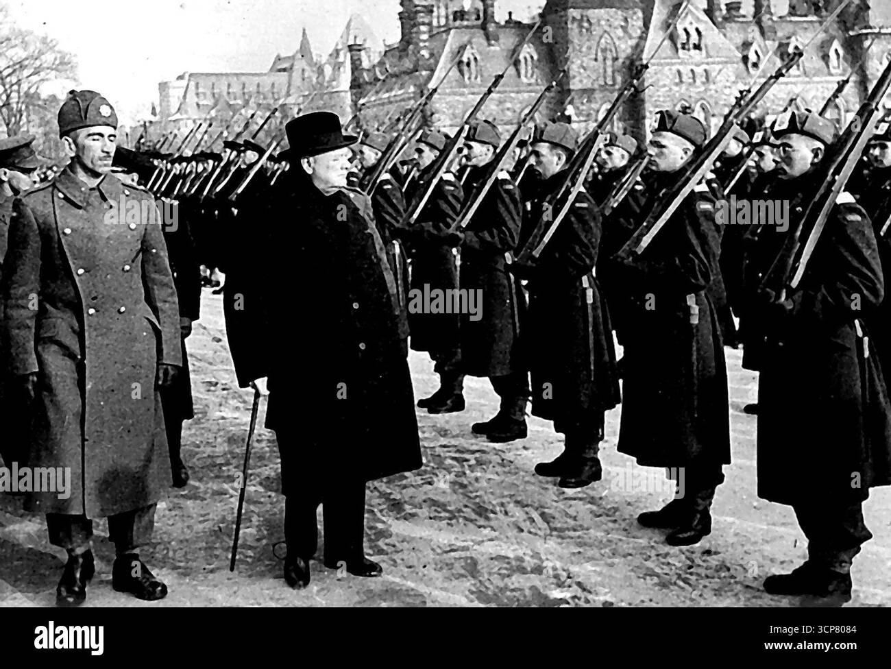 Visita canadese del sig. Churchill -- il primo ministro britannico a Ottawa il sig. Churchill è arrivato a Washington alla capitale canadese Ottawa il 29 dicembre e ha consegnato il suo discorso storico davanti ai membri riuniti della legislatura canadese nella Camera dei Comuni il giorno seguente. Il sig. Churchill inpsecting una guardia d'onore fornita dall'esercito canadese, fuori degli edifici del Parlamento, Ottawa. Maggio 20, 1942. (Foto di British Official War Office Photo). Foto Stock