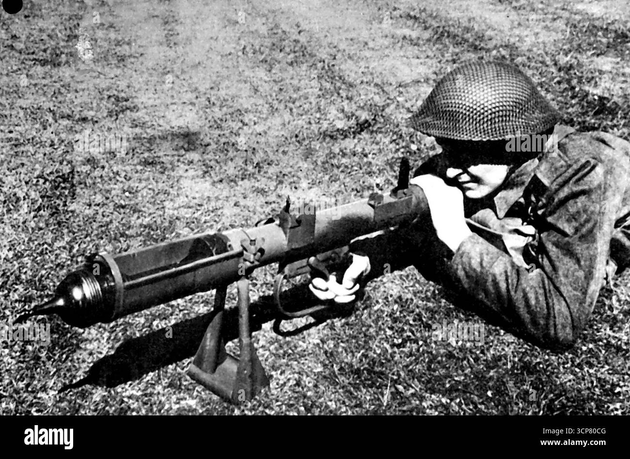 Nuova arma anticarro britannica rivelata -- la nuova pistola anticarro britannica, un'arma leggera e portatile di fanteria di nuovo design è stata rivelata dalle autorità militari britanniche **** contro i carri armati nemici e con successo contro pilastri piazzamenti in cemento e obiettivi simili. Chiamato "Piat", dalle iniziali del nome ufficiale, proiettore fanteria Anti-Tank, spara una bomba del peso di 2¾ libbre che può penetrare quattro centimetri della migliore armatura. Il peso totale è di soli 33 libbre. Le truppe canadesi e britanniche hanno impiegato l'arma in modo efficiente contro il nemico in Italia. 19 febbraio 1944 Foto Stock