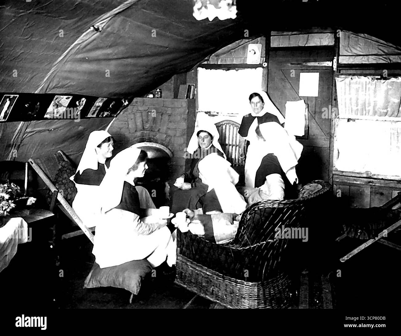 Infermiere australiane che prendono il tè nei loro alloggi alla seconda stazione australiana di pulizia delle vittime vicino a Steenwerck Francia 30 novembre 1917. 3 novembre 1937. (Foto di Australian Official Photo). Foto Stock