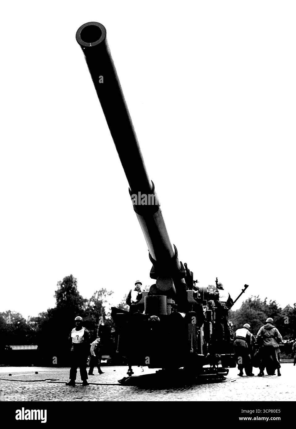 Atomic Cannon usato in 'Battle Royal' -- il cannone atomico pronto per l'uso durante la dimostrazione di ieri a Sennelager. Il cannone atomico segreto dell'esercito americano, il "Buccaneer" da 280 mm, che può sparare un proiettile atomico per devastare una città da una distanza di 20 miglia, viene utilizzato nei grandi 150.000 soldati britannici, canadesi belgi, olandesi e americani che partecipano. Ieri la potente pistola è stata dimostrata ai rappresentanti delle forze NATO. Si trova tra i camion giganti e pesa 85 tonnellate. La pistola ha una mobilità completa e può essere spostata a una velocità di 35 mph. 23 settembre 1954. Foto Stock