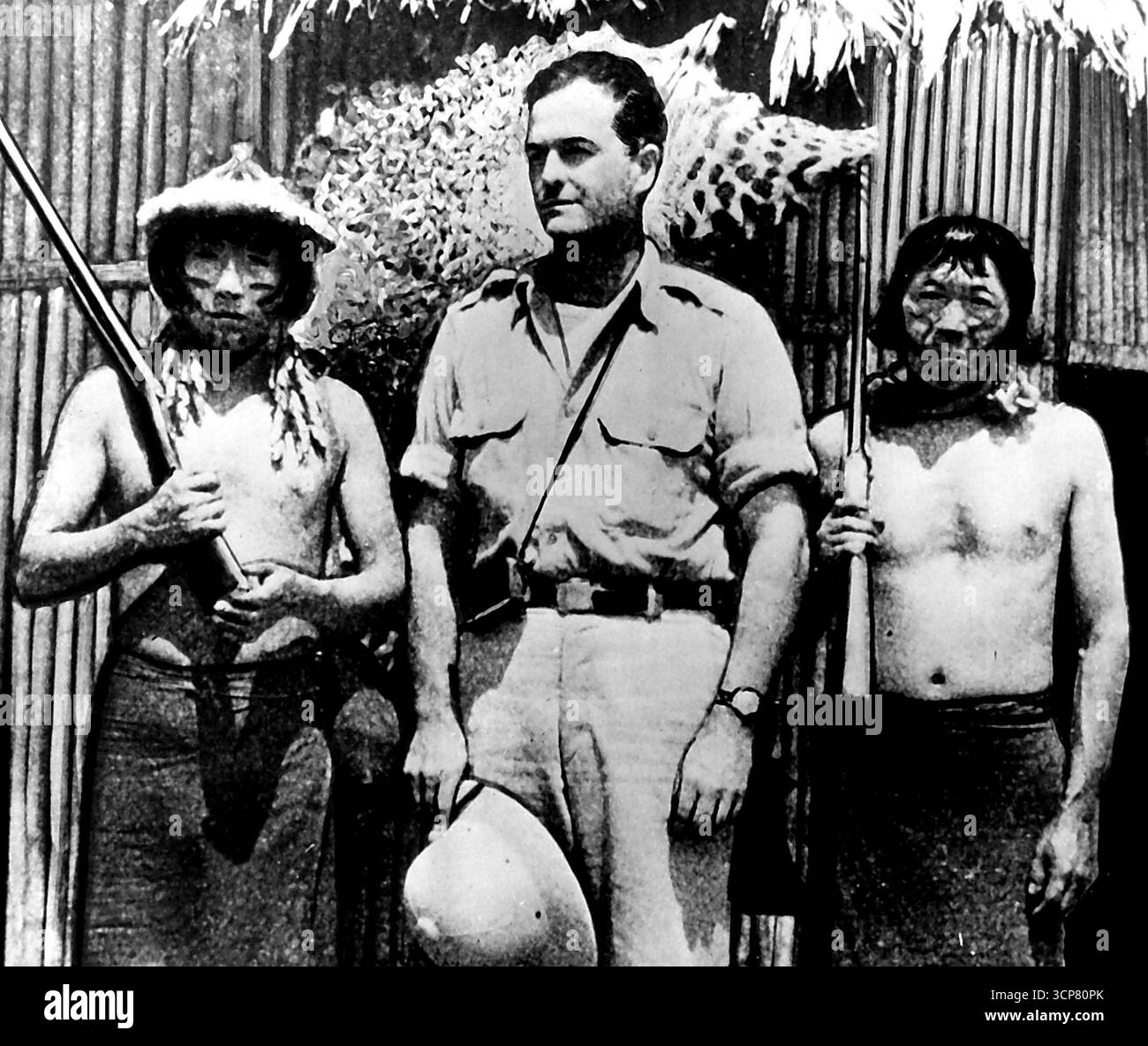 L'esploratore ferito a Canton, in Cina, l'esploratore Leonard Clark (centro) di San Francisco, è stato ferito in una misteriosa sparatoria a Canton, in Cina. E' stato colpito al petto e si aspetta che si riprenda. Un britannico fu ucciso e un altro americano, Willard Freeman, gravemente ferito allo stesso tempo. Durante la guerra Clark servì con l'OSS con guerriglieri cinesi dietro le linee giapponesi. Questa foto è stata scattata con i nativi di Amazon. 8 settembre 1949. (Foto di AP Wirephoto). Foto Stock