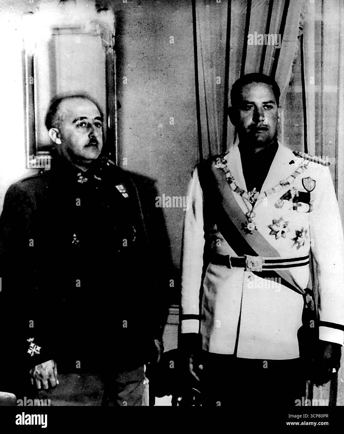 Ciano incontra Franco: Conte Ciano, il Ministro degli Esteri italiano (destra) con il generale Francisco, il dittatore spagnolo, durante la loro conferenza a San Sebastian. Ciano stava giocando una visita di amicizia in Spagna. Luglio 17, 1939. Foto Stock