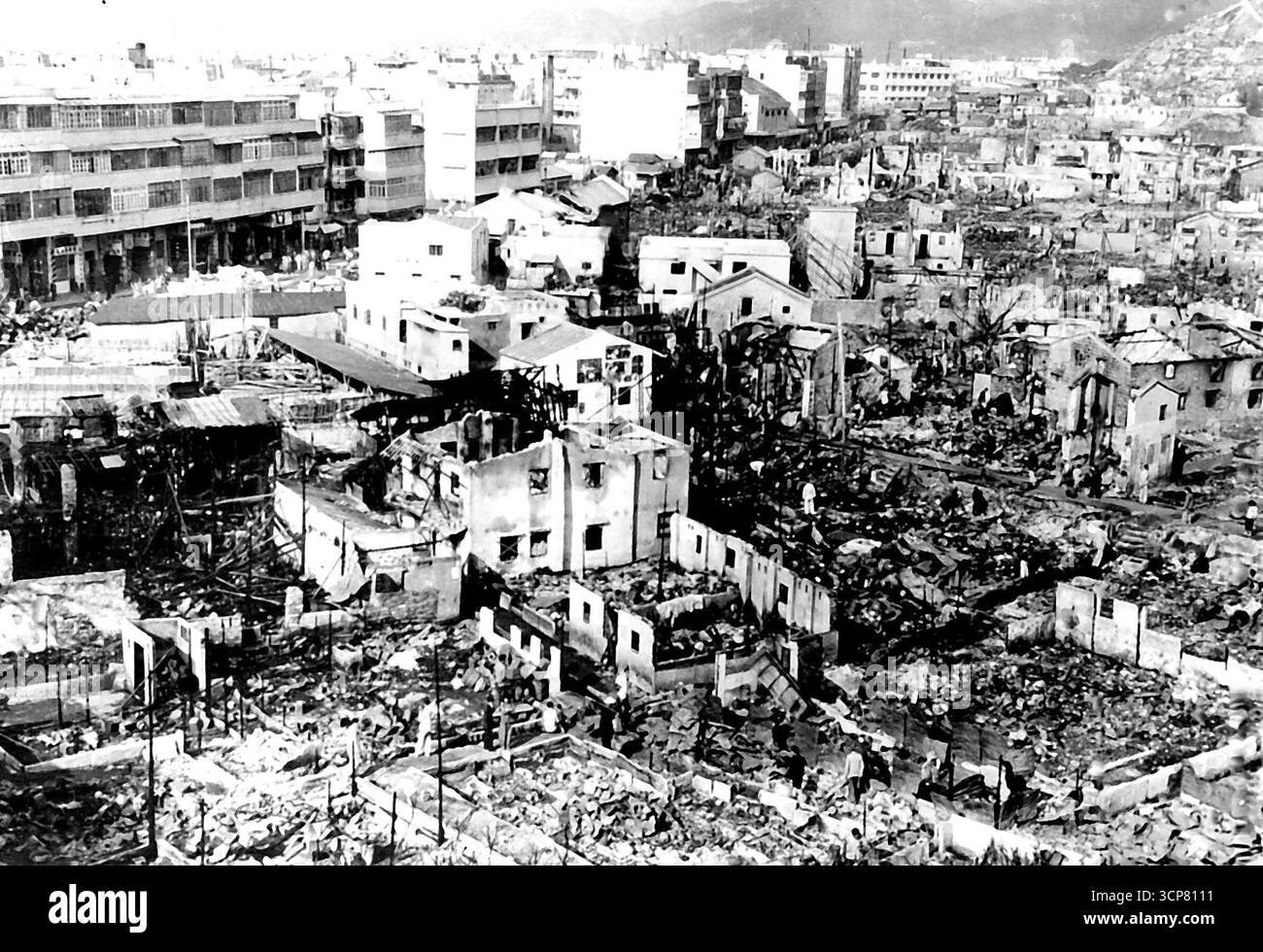 60.000 senzatetto nel peggior incendio di Hong Kong -- devastazione che si estende fino all'occhio può raggiungere dopo l'incendio. Sessantamila persone hanno perso le loro case quando oltre 4.000 strutture in villaggi circondati da quattro squatter a Shumshuipo, Kowloon, sono state distrutte da un incendio la notte di Natale. Due persone hanno perso la vita e oltre 50 sono rimaste ferite e portate in ospedale. Il fuoco è stato descritto come "il più disastroso nella storia di Hong Kong”. 31 dicembre 1953. (Foto di Reuterphoto). Foto Stock