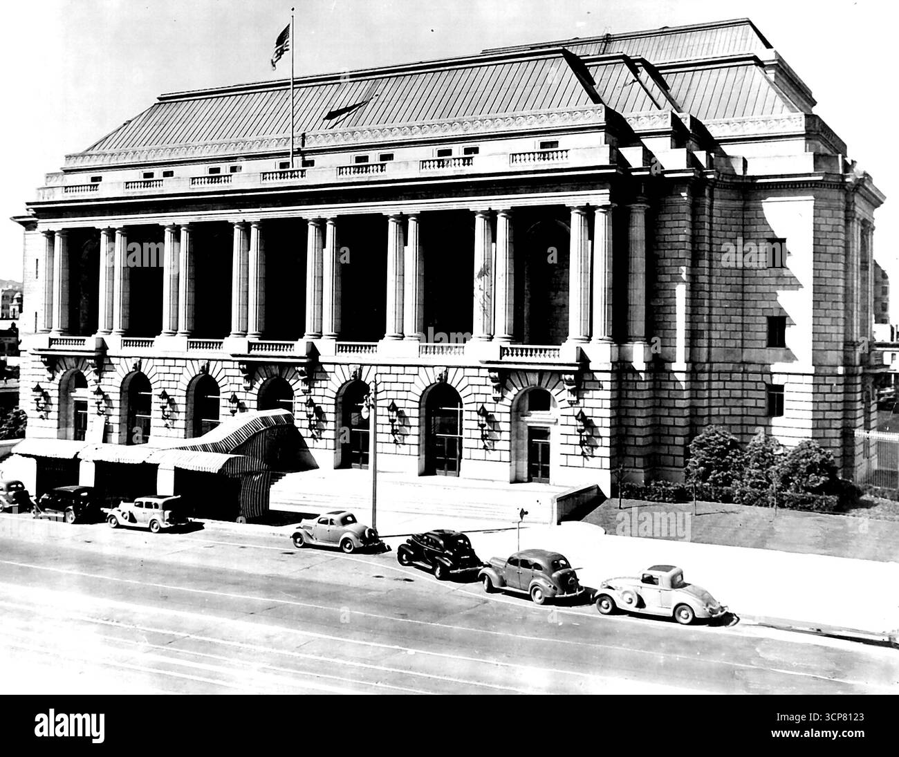 Luogo di incontro previsto dei delegati della Conferenza delle Nazioni Unite -- questa è una vista della San Francisco Opera House, dove le sessioni plenarie della Conferenza delle Nazioni Unite si terranno a partire dal 25 aprile 1945. La Conferenza sulla costa occidentale della città portuale degli Stati Uniti avrà come compito principale la formazione di un'organizzazione di sicurezza mondiale sulla falsariga delle proposte avanzate a Dumbarton Oaks. 18 aprile 1945. (Foto dell'Office of War Information Picture statunitense). Foto Stock