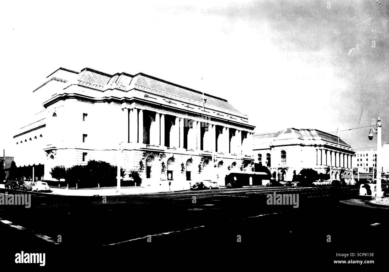 Gli edifici di San Francisco alla Conferenza delle Nazioni Unite negli Stati Uniti. Questa è una vista degli edifici commemorativi della guerra di San Francisco, che saranno utilizzati per la Conferenza delle Nazioni Unite, che aprirà nella città della costa del Pacifico degli Stati Uniti il 5 aprile 1945. Le sessioni plenarie della Conferenza si terranno presso il Teatro dell'Opera (primo piano), le riunioni della commissione e altre riunioni negli edifici dei veterani (sfondo). La formazione di un'organizzazione di sicurezza mondiale sarà uno dei compiti principali della conferenza. 23 aprile 1945. (Foto dell'Office of War Information Picture statunitense). Foto Stock