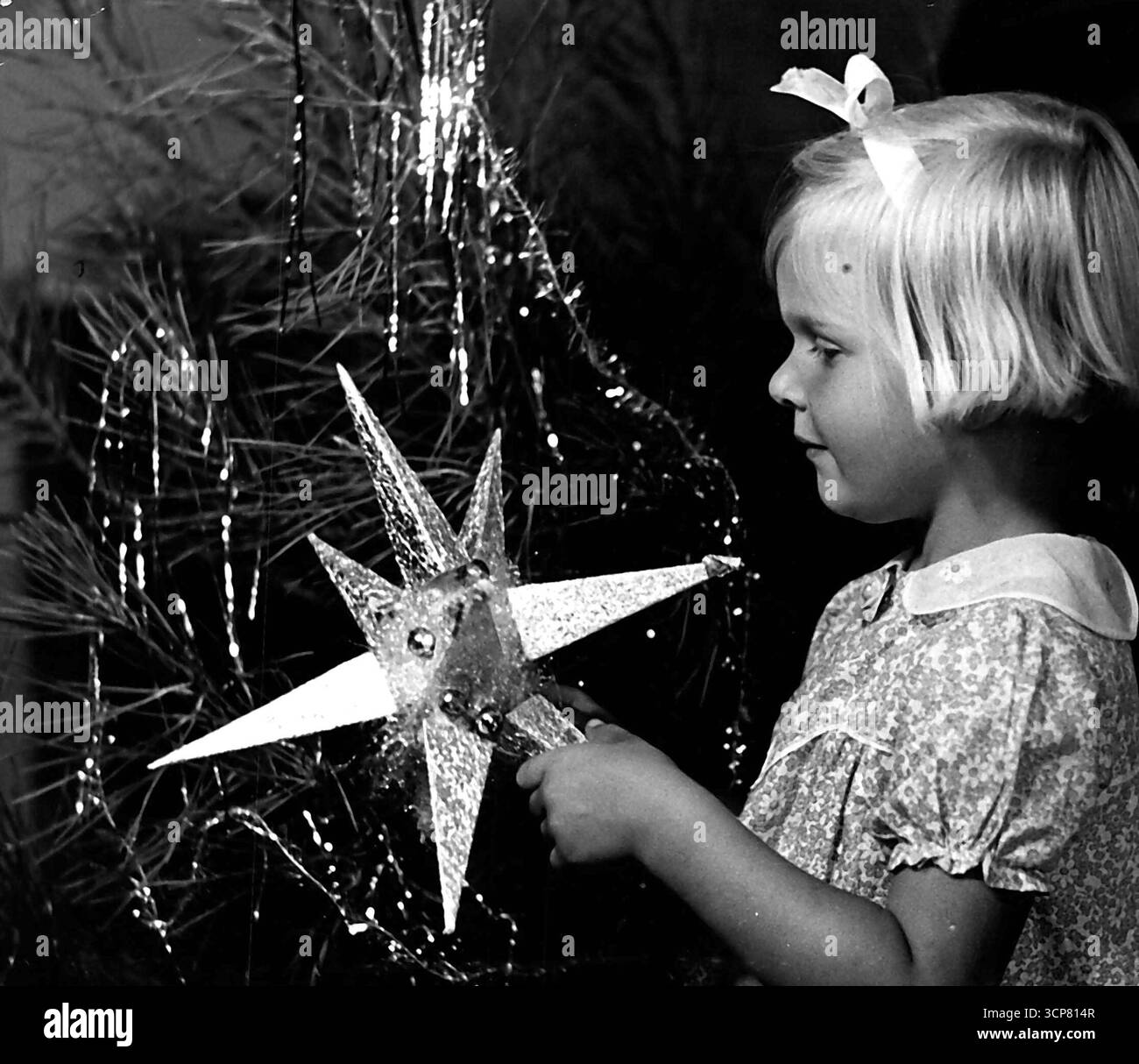 "Mamma, posso mettere questa bella stella in alto, così Babbo Natale sarà sicuro e vedrà il nostro albero" 29 ottobre 1940. Foto Stock