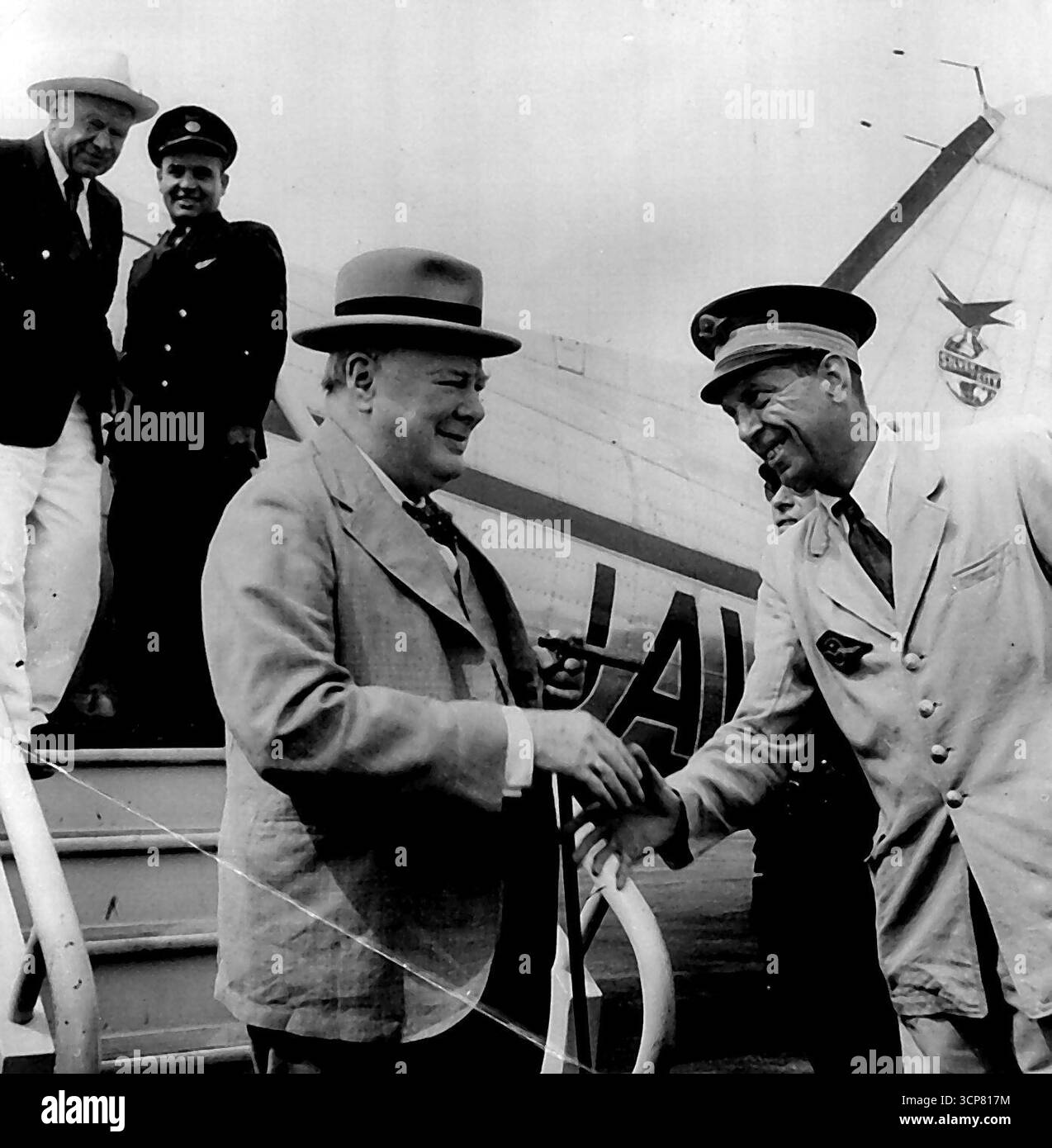 Churchill Guest di Beaverbro OK sulla Riviera - il Premier britannico in tempo di guerra, il sig. Winston Churchill scrolla le mani con il Comandante di campo aereo di Nizza, ***** È arrivo sulla Costa Azzurra da Strasburgo. ***** l'aereo è il proprietario del giornale lord ***** Che ospiterà il Sig. Churchill presso la residenza di ex a CAPD'ail. Churchill, che ha partecipato al ' europeo ***** L'incontro a Strasburgo è quello di fare qualche pausa al CAPD'ail. Agosto 19, 1949. Foto Stock