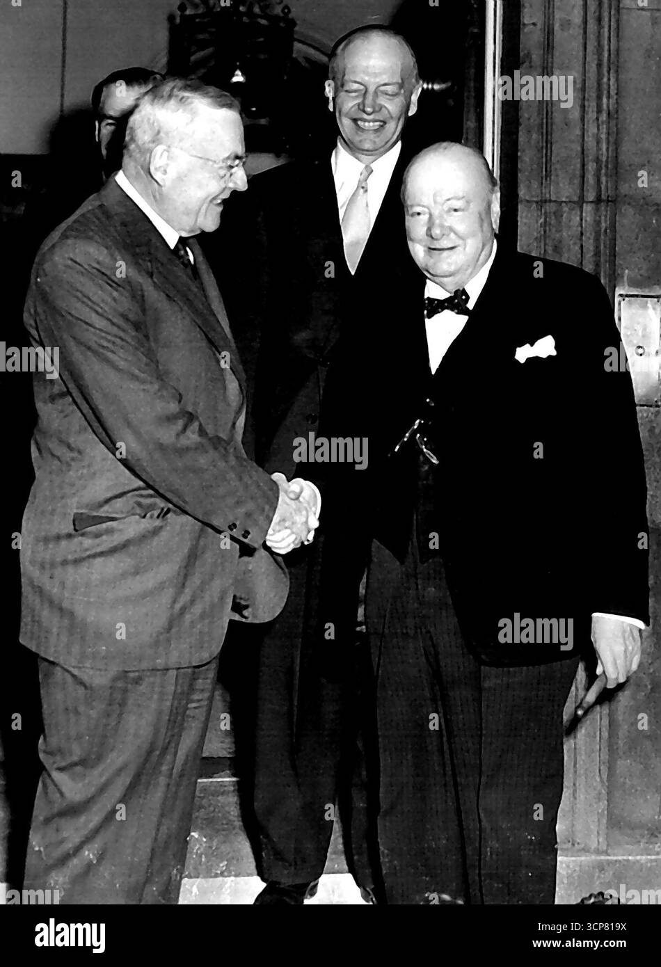 Churchill Farewells lunch guests - il primo ministro Winston Churchill (a destra) scuote le mani con il nuovo segretario di Stato americano, John Foster Dulles, dopo che quest'ultimo aveva pranzato con lui alle 10, Downing Street al giorno. Centro permanente è il Sig. Harold Stassen, direttore della Mutual Security Agency, che accompagna il Sig. Dulles nel suo tour di scoperta dei fatti in Europa. Prima e dopo pranzo i visitatori americani hanno avuto colloqui con il ministro degli Esteri britannico Anthony Eden presso il Foreign Office. Dulles e Stassen partiranno per Bonn domani. Febbraio 04, 1953. (Foto di Planet News Ltd.). Foto Stock