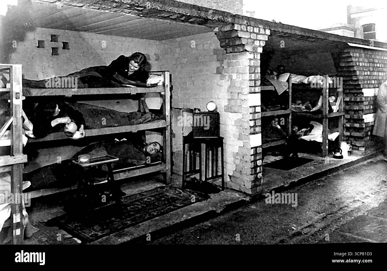 First Family Street Shelter: Il Family Street Shelter che viene provato oggi, in un rifugio senza muro, appositamente per il test. Stoke Newington avrà i primi rifugi di Family Street, e oggi si è tenuta una dimostrazione (Tues) dal Ministero della sicurezza interna dei nuovi rifugi per le singole famiglie. Il Rifugio è diviso in compartimenti separati e ogni abitante ha una chiave e un ingresso privato al proprio rifugio. 21 gennaio 1941. Foto Stock