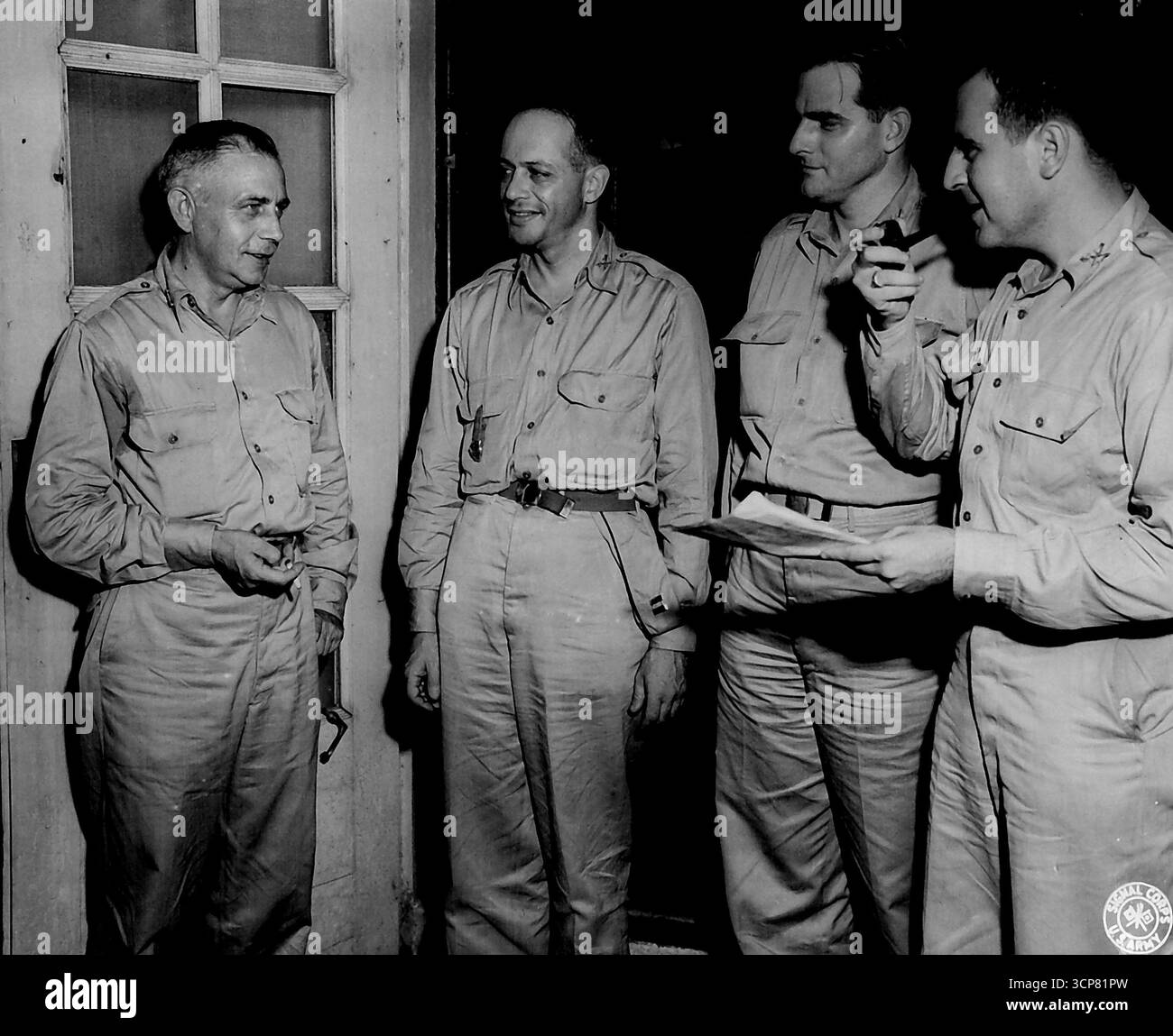 Personale della difesa Yamashita -- questo quartetto di ufficiali dell'esercito degli Stati Uniti serve come consulente per la difesa del generale Tomoyuki Yamashita, il primo giapponese ad essere processato come criminale di guerra. Sono ritratti durante una pausa fuori dall'aula di tribunale di Manila. Da sinistra a destra: Col. H.F. Clarke, 1315 6th Ave. Altoona, Pa., Capt. A.F. Reel, 20 Pemberton Sq. Boston, Massachusetts, tenente colonnello W.C. Hendrix 517 East paces Ferry Atlanta, GA, e capitano M. Sandbaerg 22 East Front Street Keyport, J.J.. Col. Clarke, capitano Reel e Cpat. Sandbaerg sono membri del quartier generale. AFWESPAC. Il colonnello Hendrix fa parte dello staff del comando M.P. di Manila. Ottobre 29, Foto Stock