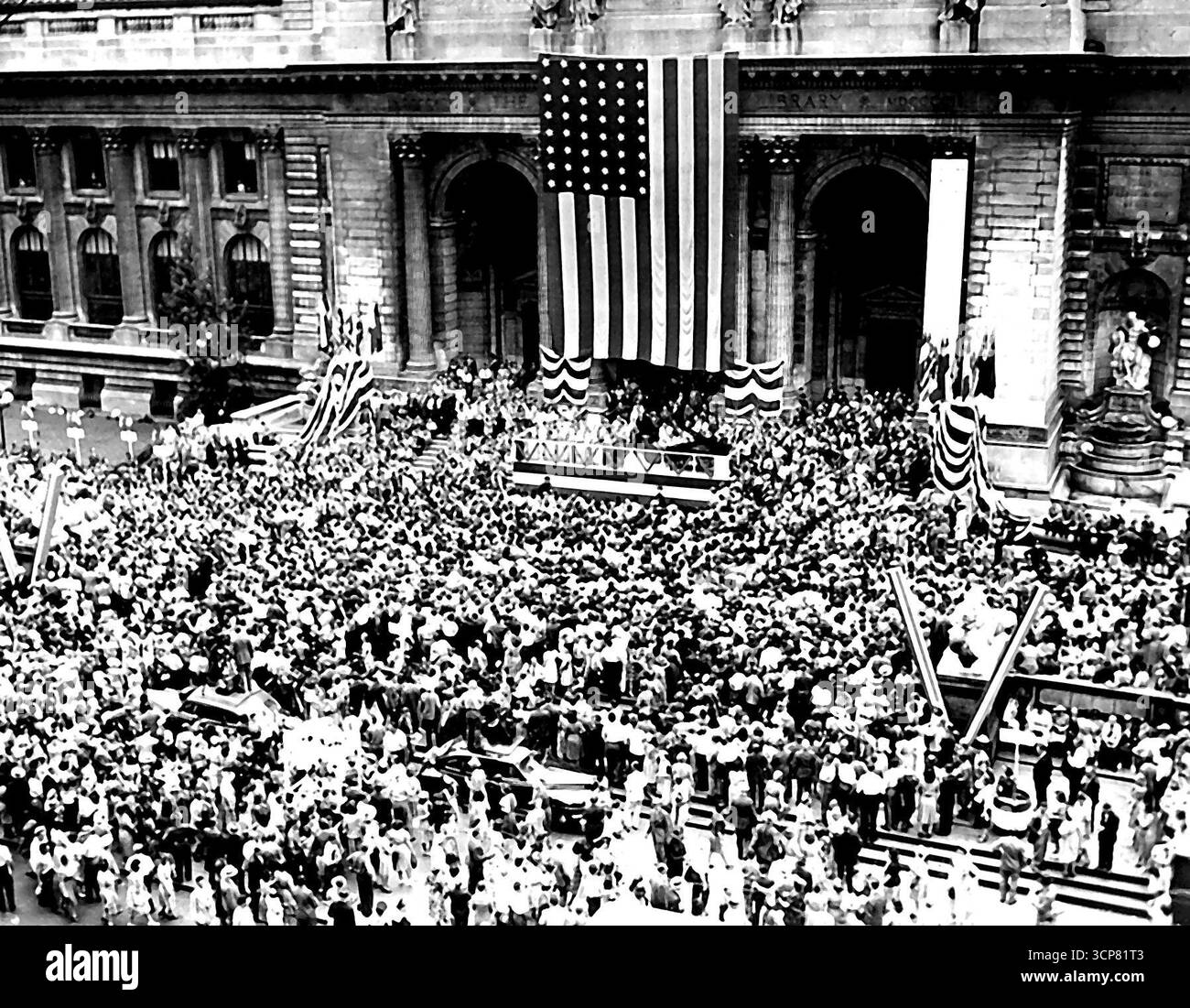 Questa folla ha acquistato $1.435.000 obbligazioni di guerra degli Stati Uniti - per la seconda volta in due settimane un New York City 'Victory Party' sottoscritto a più di un milione di dollari di obbligazioni di guerra degli Stati Uniti. In un enorme raduno di fronte alla Biblioteca pubblica, sulla famosa Fifth Avenue, un totale di $1.435.000 in obbligazioni è stato acquistato da una folla di 25.000, snown qui. Novembre 02, 1942. (Foto di Interphoto News Pictures, Inc.). Foto Stock