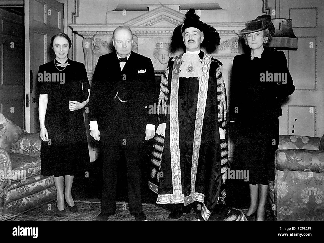 Il Sig. Churchill alla Mansion House di Londra, oggi, novembre 10. La nostra fotografia mostra il Sig. E la Sig.ra Churchill e il Signor Sindaco e la Signora Mayoress di Londra, Sir Samuel e Lady Josephs, presso la Mansion House di Londra, oggi, novembre 10. Novembre 11, 1942. Foto Stock