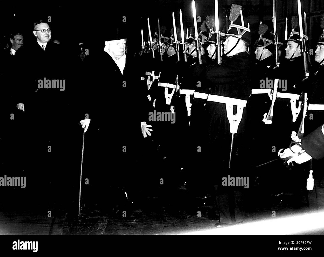 Churchill arriva a Parigi. Recensioni onorificenza della Guardia. Il primo ministro britannico Winston Churchill esamina la guardia d'onore alla stazione ferroviaria all'arrivo qui. Sullo sfondo, da sinistra a destra, ci sono Sir Oliver Harvey, ambasciatore britannico a Parigi, il ministro degli Esteri britannico Anthony Eden e il Premier francese Rene Pleven. Eden sta accompagnando Churchill nella sua visita a Parigi. Stanno tenendo colloqui con i ministri francesi in preparazione della prossima visita Churchill a Truman a Washington il mese prossimo. 18 dicembre 1951. Foto Stock