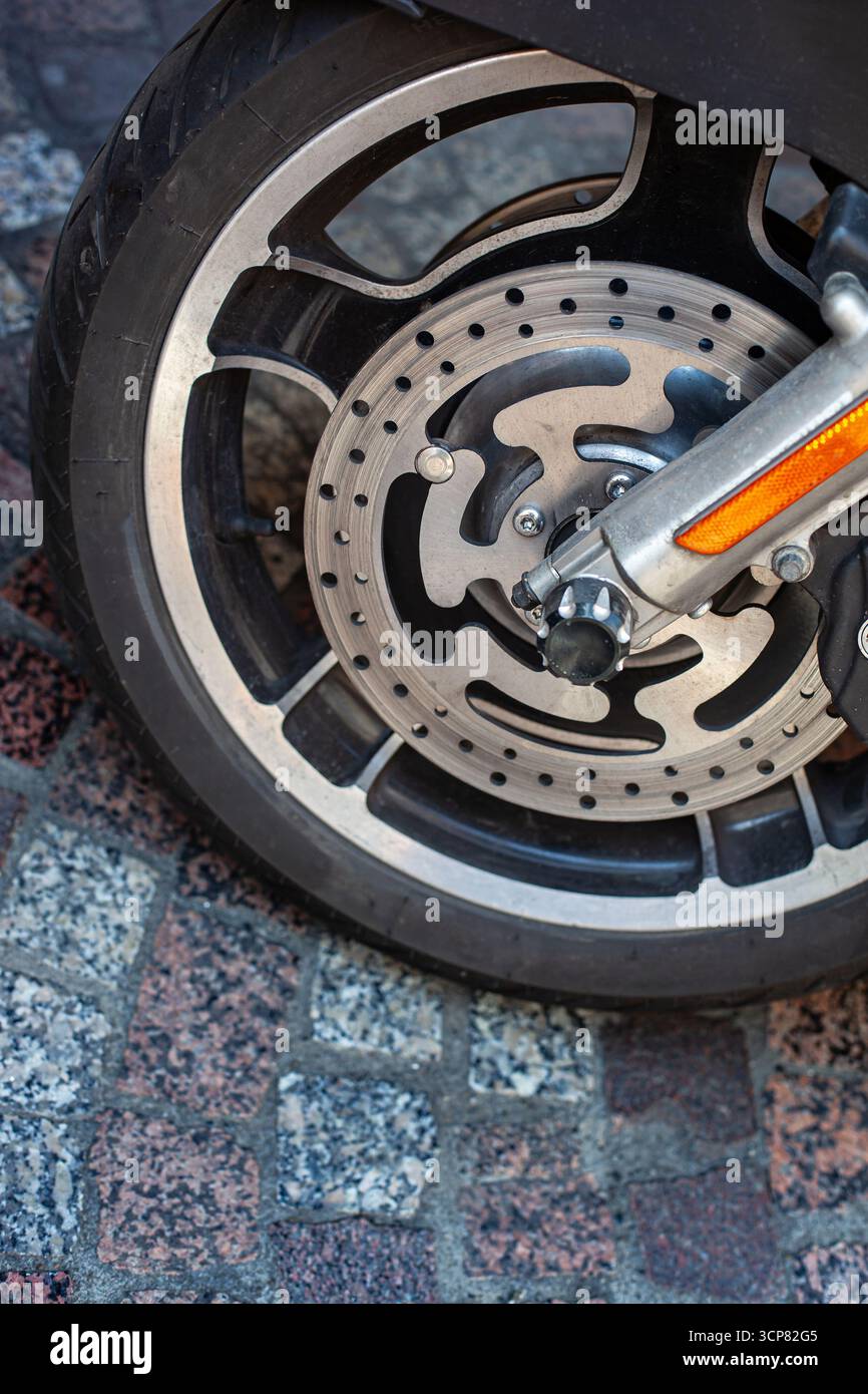 Primo piano di una ruota e di un assale della motocicletta Foto Stock
