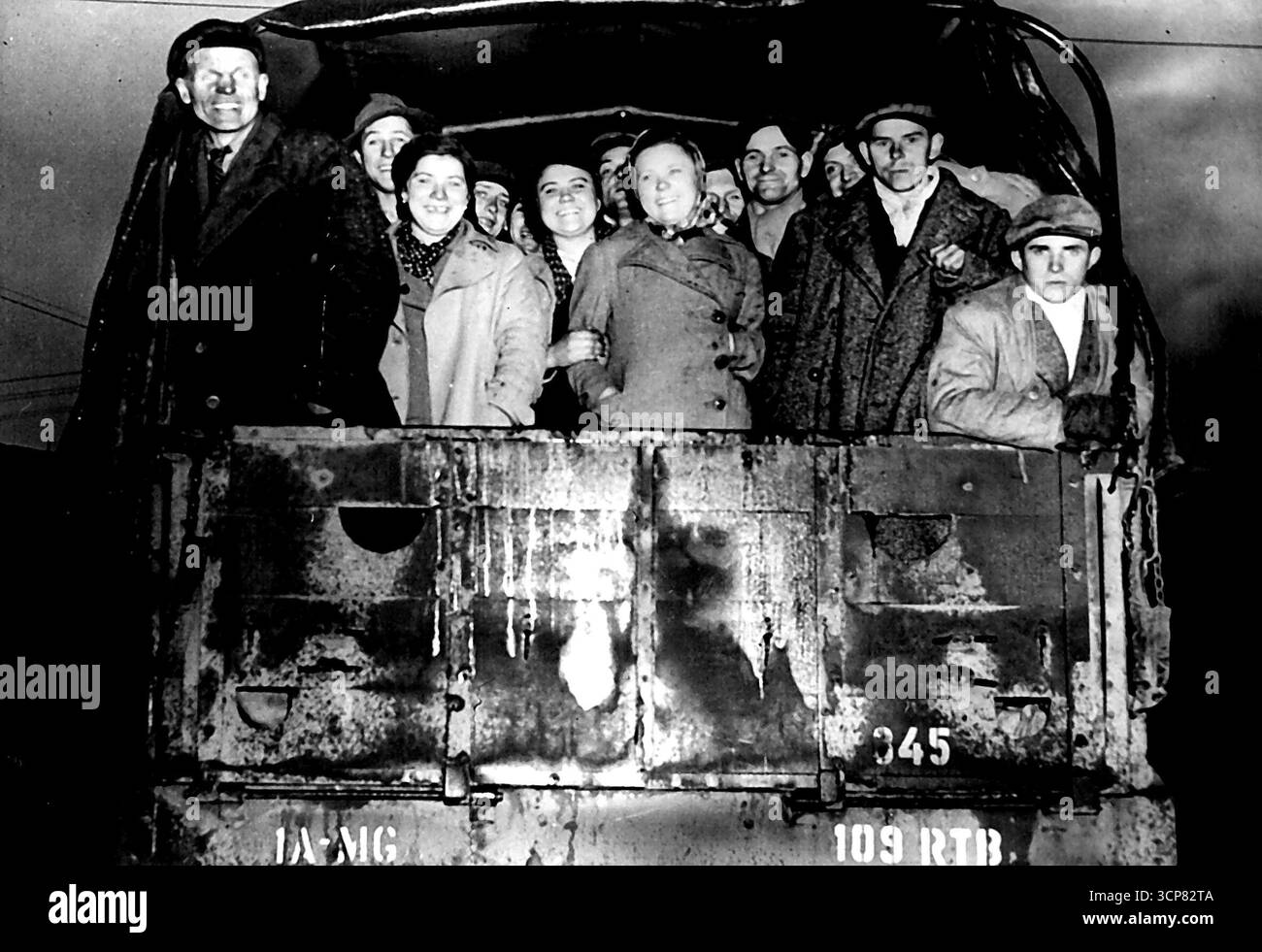 I russi liberati riparati in Belgio -- i lavoratori russi, recentemente liberati dal sistema nazista di lavoro forzato dalle forze alleate, arrivano in ***** . Veicolo militare presso un alleato sfollato ***** A Namur, Belgio, 6 marzo 1945. Loro ***** Curata dal governo belga fino a ***** Può essere fatto per il loro ritorno in Russia. 23 aprile 1954. Foto Stock