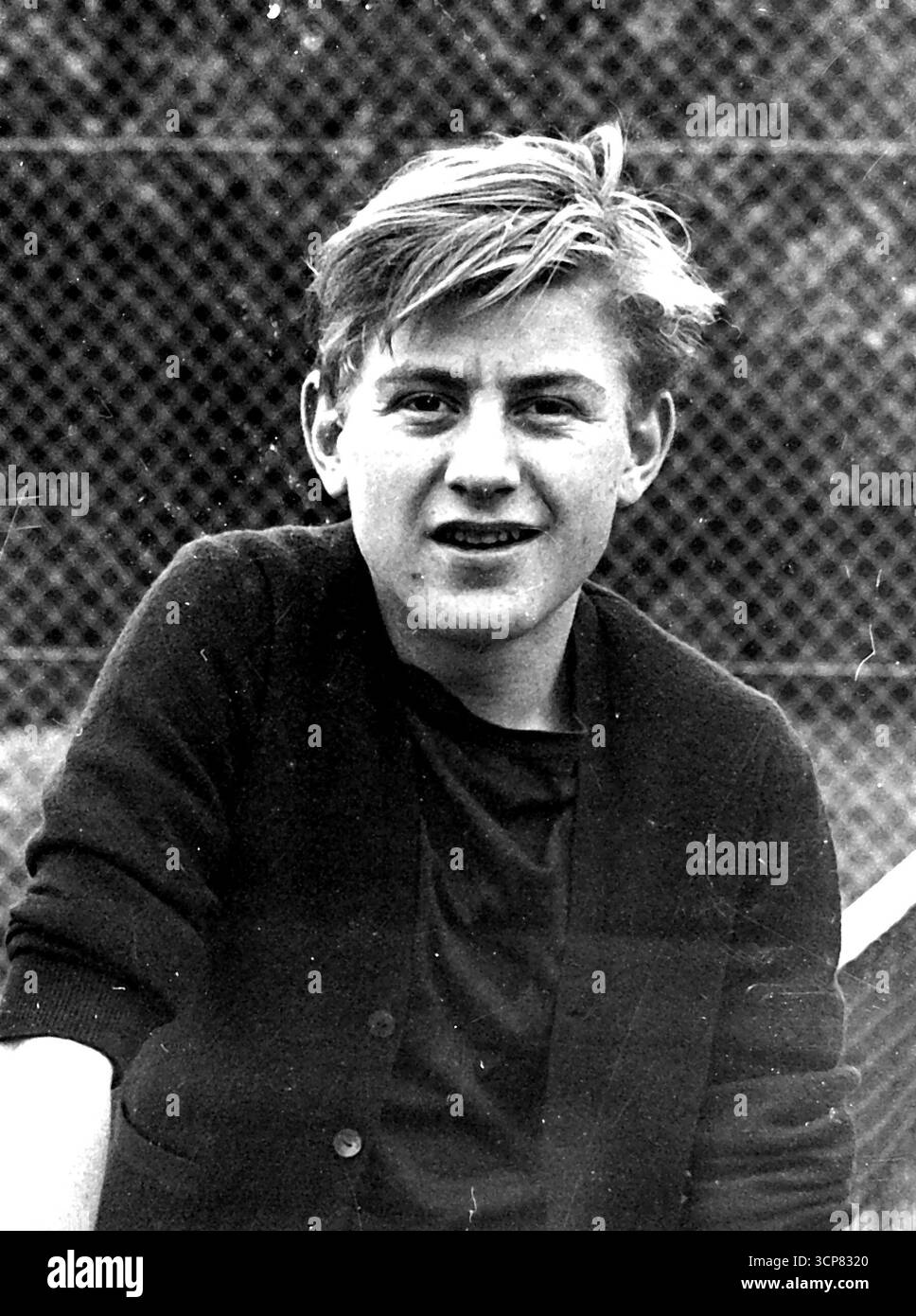 Il nipote di Mussolini prova il tennis a scuola in Sussex: Il nipote di Mussolini di 16 anni, il conte Mario Ciano, sta rimanendo in Sussex - e interrompe il suo gioco di tennis qui per posare per la macchina fotografica espresso Domenica. "L'Inghilterra non è troppo brutta" dice dopo la sua prima settimana di soggiorno". Mario - descritto da sua madre Edda Ciano, che era a Londra la settimana scorsa, come "un ragazzo molto difficile" - sta imparando l'inglese. Vive a Powdermill House, Battle, la casa della signora Evelyn Harbord. I suoi campioni sono mezzo dozzina di altri ragazzi e ragazze che sono venuti dal continente per una vacanza, e per imparare l'inglese sotto Foto Stock