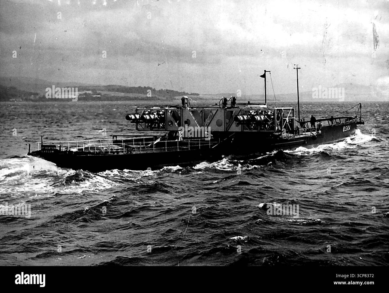 Jet Propelled 'Lucy Ashton', 62, fa la storia -- la 'Lucy Ashton' che sfreccia sulle acque del Firth of Clyde durante le prove. Quattro motori Rolls-Royce urlanti spararono al veterano Clyde passeggero a vapore "Lucy Ashton" sul Firth of Clyde per fare la storia marina come prima nave a propulsione a reazione al mondo. Scopo delle prove era risolvere i problemi di misurazione della resistenza di uno scafo di dimensioni normali. I getti servono a questo scopo perché spingono la nave senza disturbare l'acqua. Dai dati ottenuti, la British Shipbuilding Research Association (proprietari della nave) spera di ottenere val Foto Stock